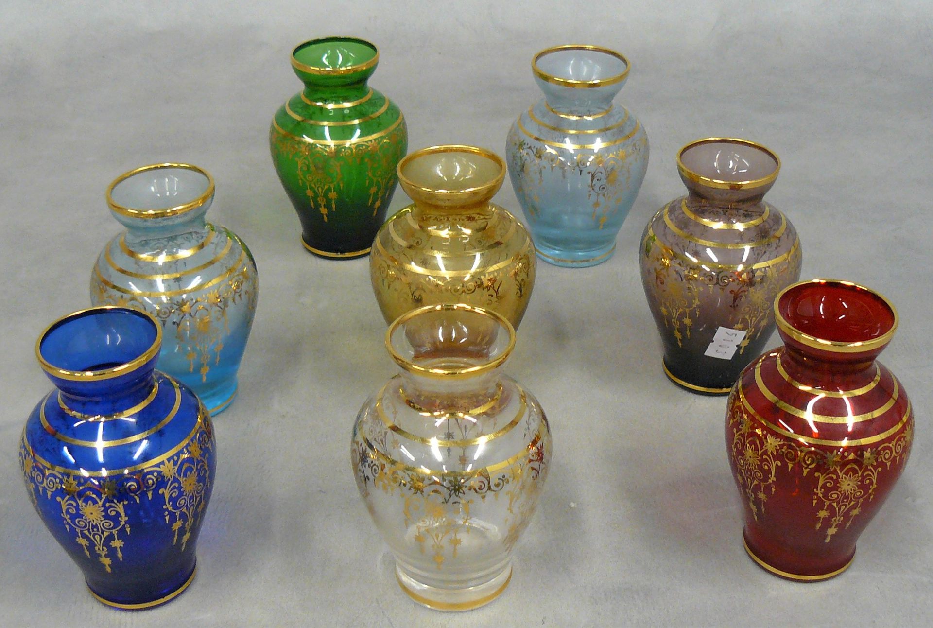 Null otto piccoli vasi in vetro colorato con manto d'oro - H 11 cm