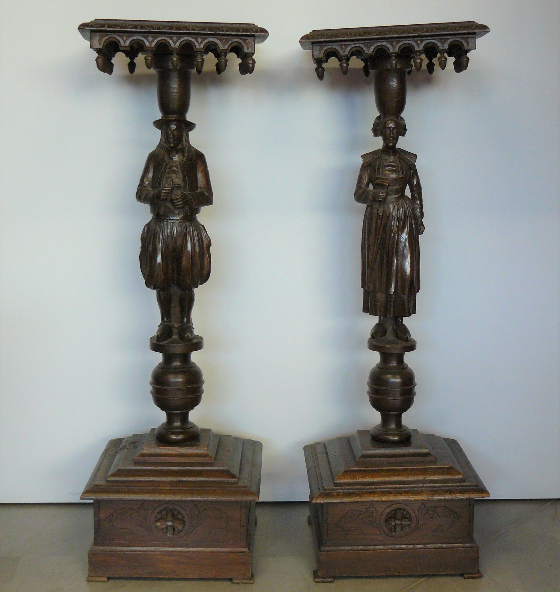 Null 两个雕刻的橡木挂件座椅，代表一对布列塔尼夫妇，年轻女子拿着一把雨伞。顶部装饰有花冠和叶子，并有落下的橡子的楣子（男人缺少7个橡子，女人缺少5个）-高1&hellip;