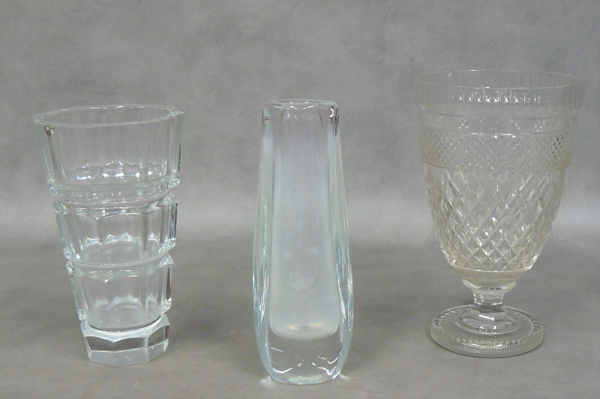 DAUM 一批：一个塞夫勒瓷器花瓶（底座有缺口）-高21厘米；一个切割玻璃花瓶-高24厘米和一个Daum France soliflore花瓶-高23厘米