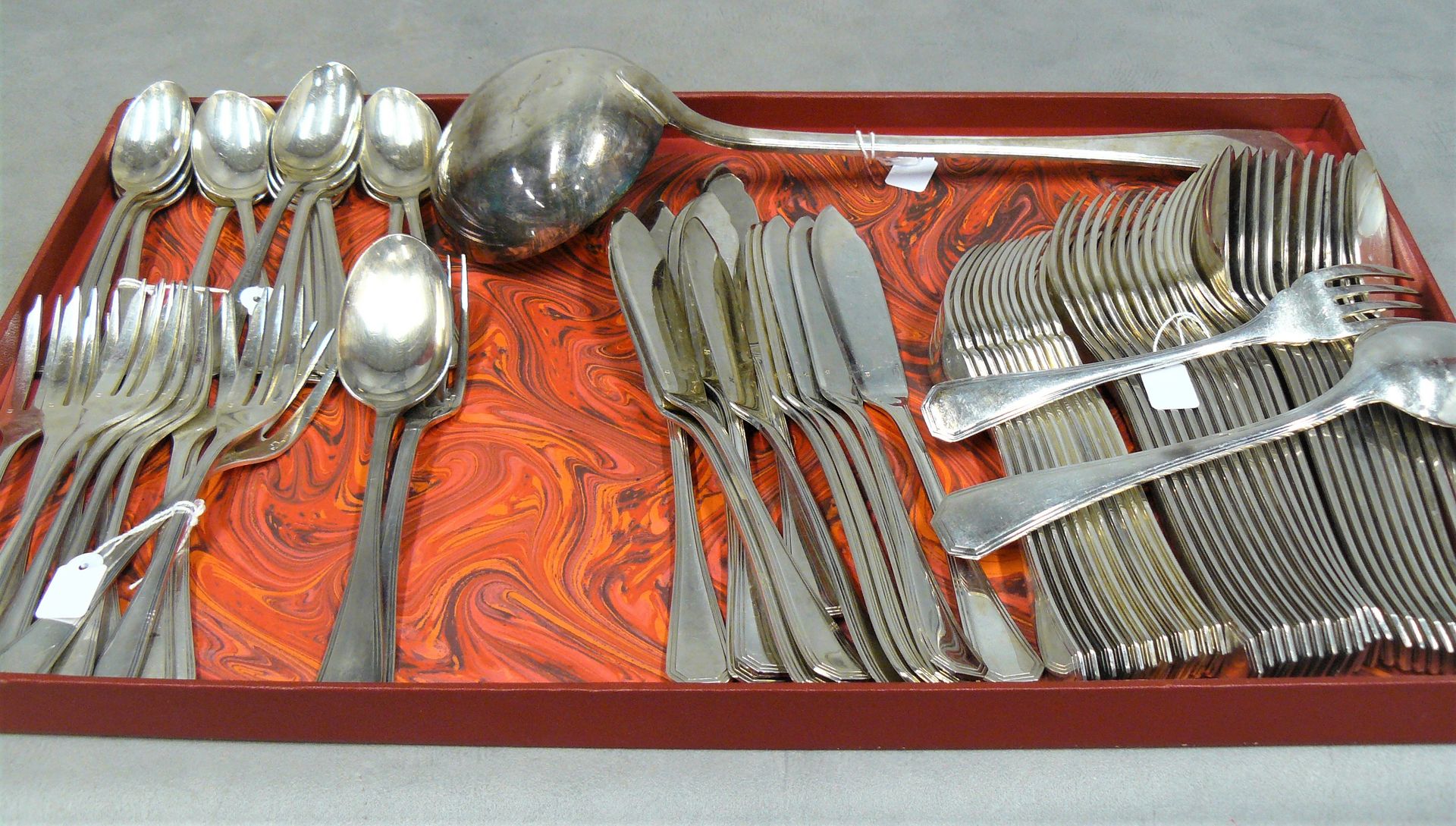 Null 一个镀银的Menagere Art Deco美国模型，标有12个位置设置，12个鱼餐具，12个甜点餐具，和一个勺子--加入了一个用于entremet的&hellip;