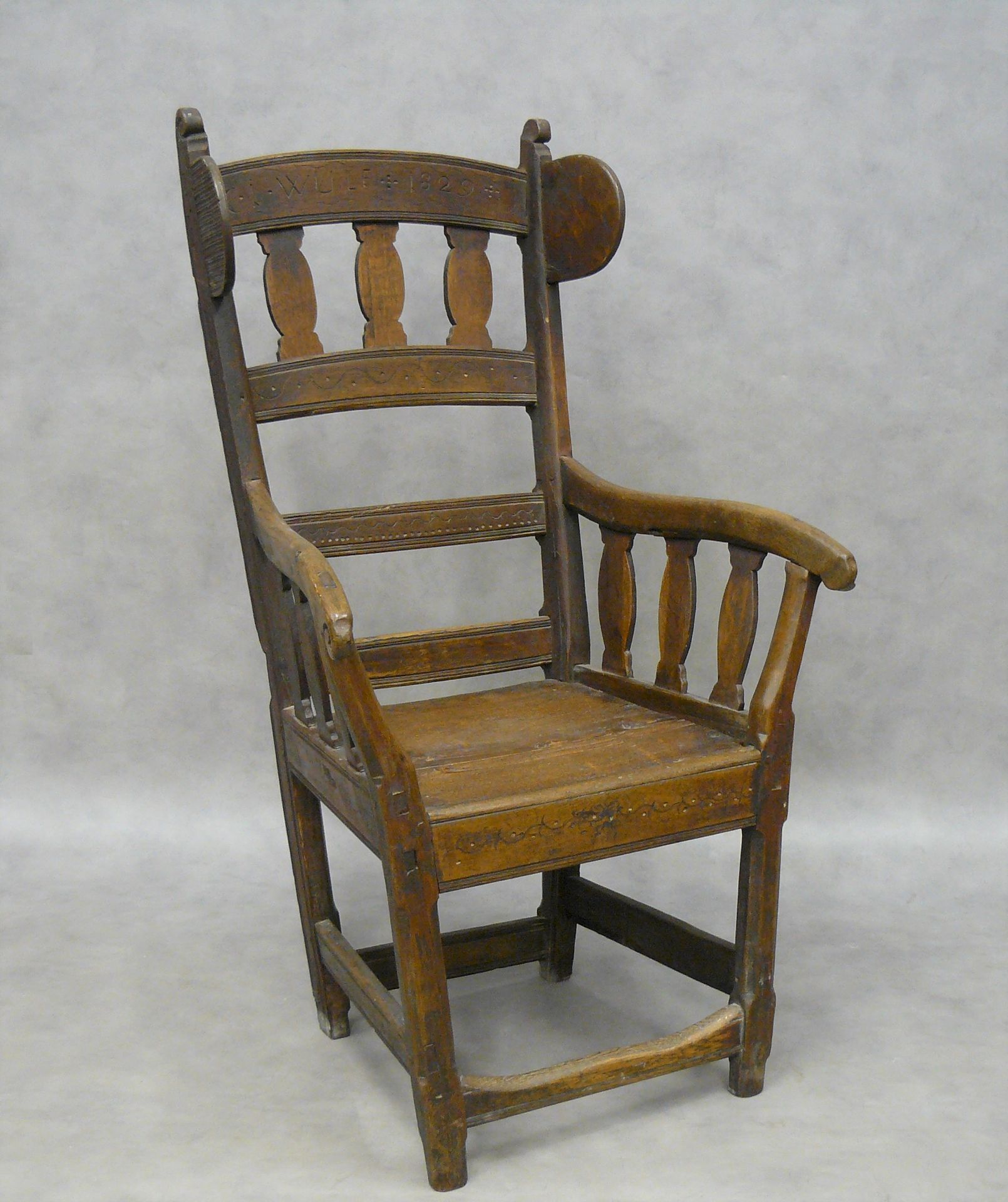 Null 一把天然木制的带耳朵的扶手椅, 伸展的手臂和背部标有：C. I Wulf和1829年的日期 - 高117，宽66厘米 - 深59.5厘米