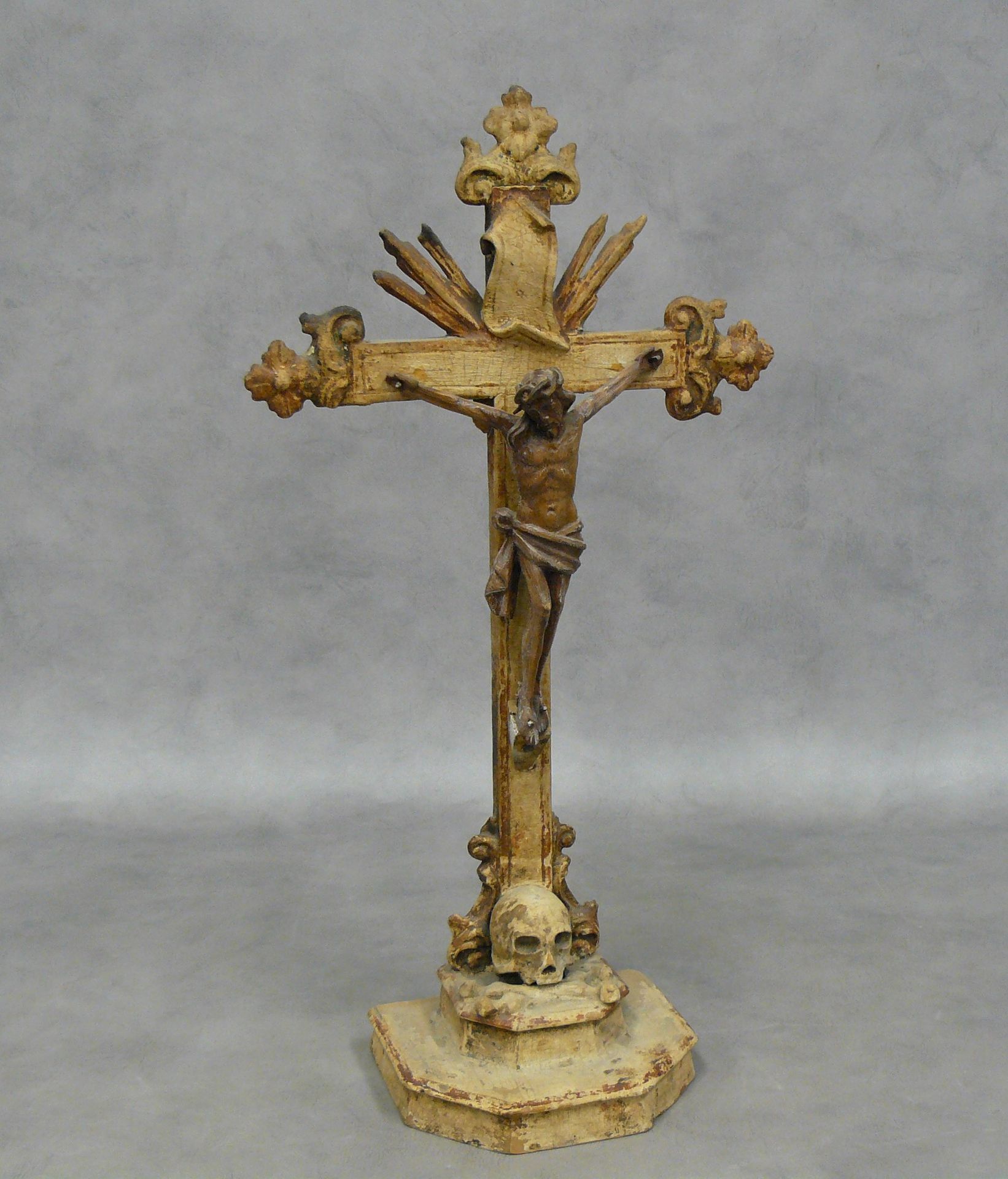 Null 一个木雕十字架（有多色的痕迹），基督在十字架上，脚下有一个虚荣心 - 54 x 29厘米