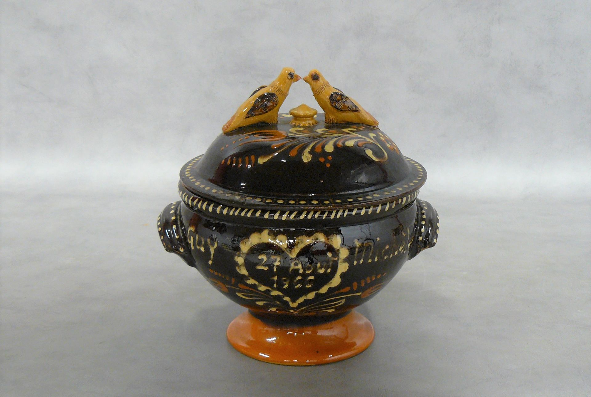 Null sopera de cerámica conmemorativa del siglo XX con fondo marrón y decoración&hellip;