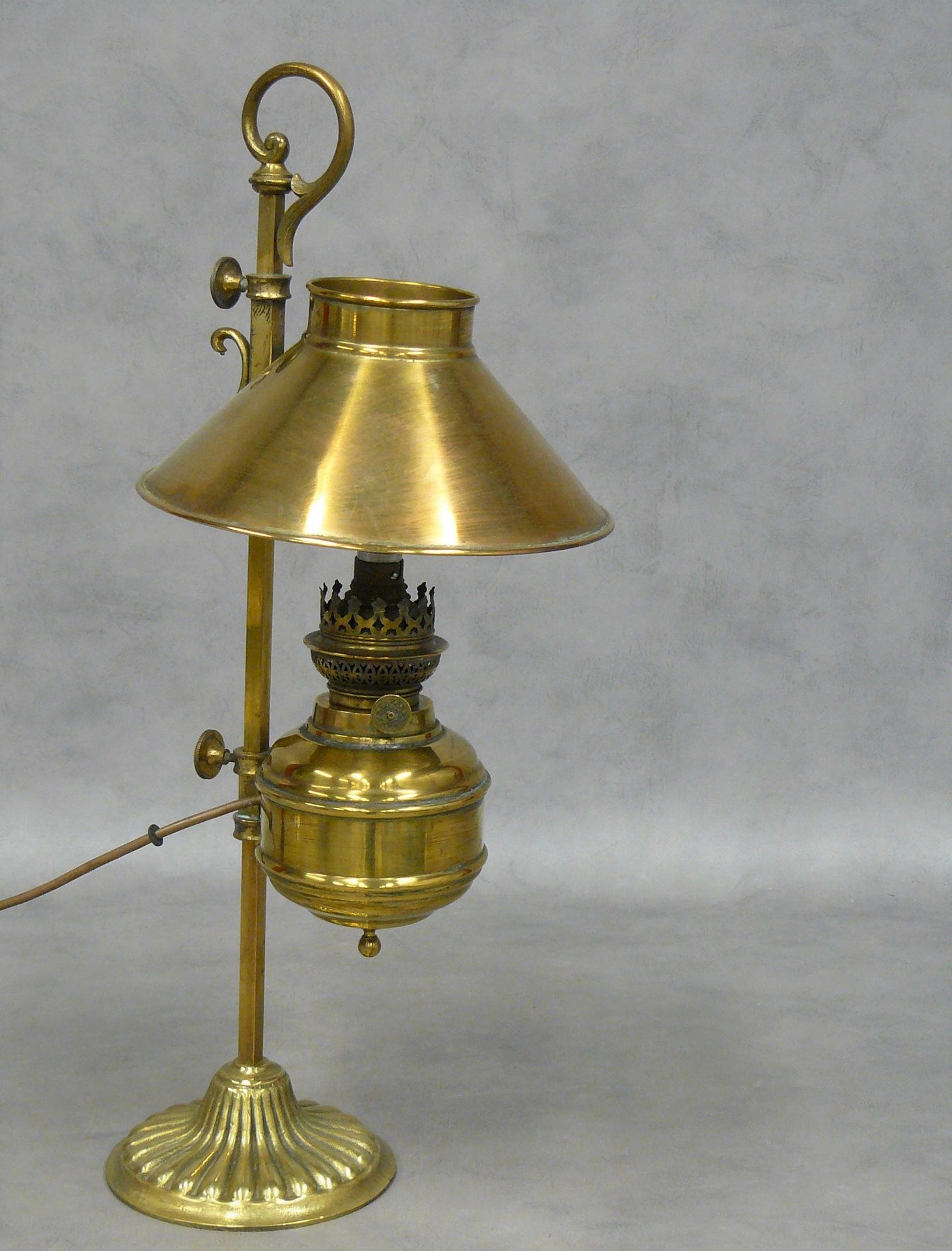Null a brass oil lamp adjustable in height with its shade - H 56 cm