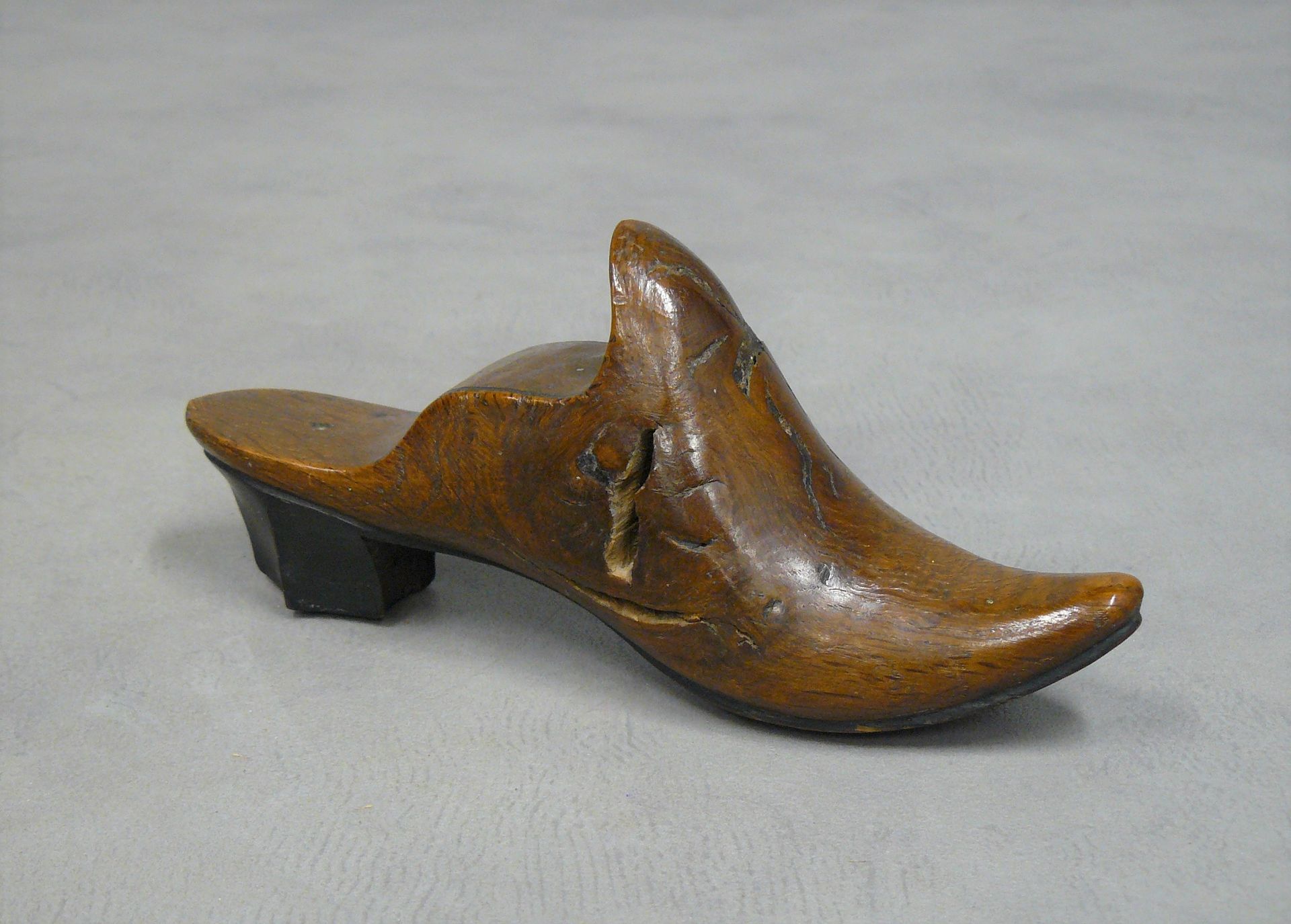 Null old small carved wooden shoe form - H 7,5 W 16,5 cm
