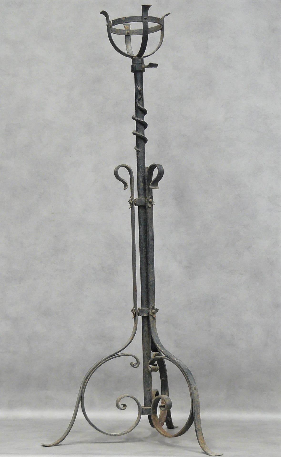 Null eine schmiedeeiserne Trosse auf einem Dreibeinrahmen - H 133,5 cm
