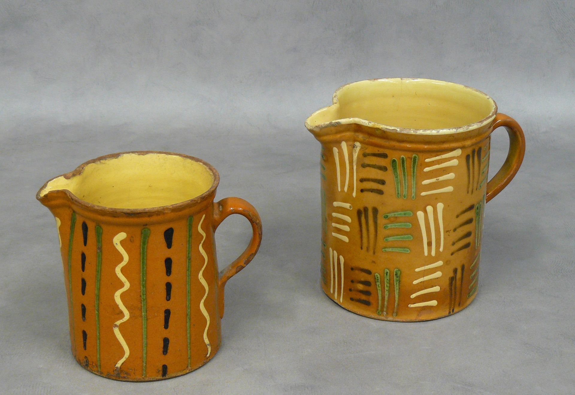 Null 赭石色背景的两只直壶，有几何装饰 - 高13.5和高16.5厘米