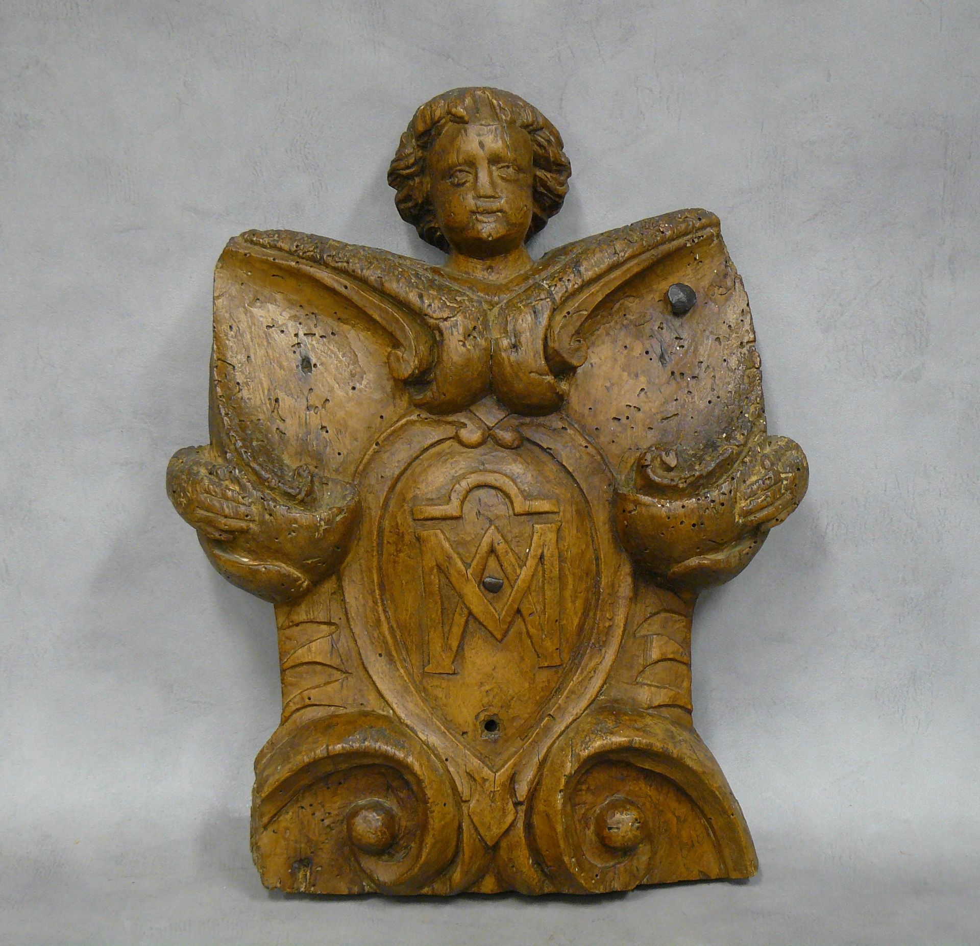 Null élément décoratif en bois de noyer sculpté : angelot enserrant un blason mo&hellip;