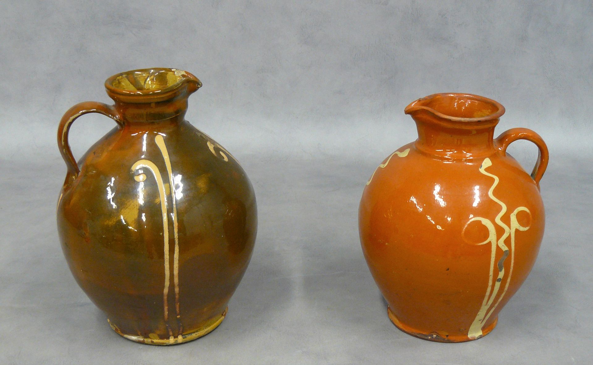 Null dos vasos de vinagre con decoración en espiral - H 22 y H 24 cm