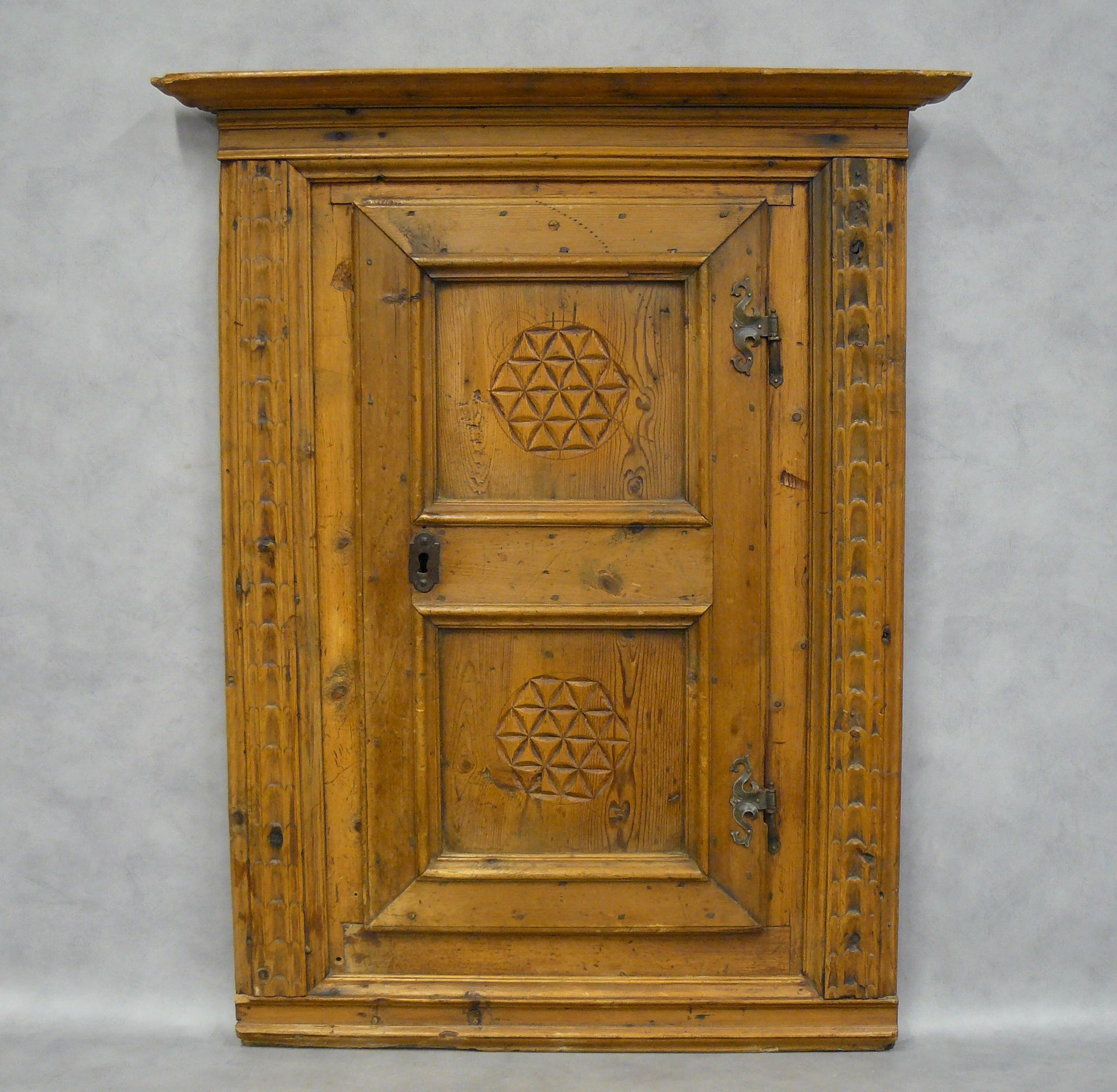 Null a facade and its door in larch wood carved with rosettes in network - 105,5&hellip;