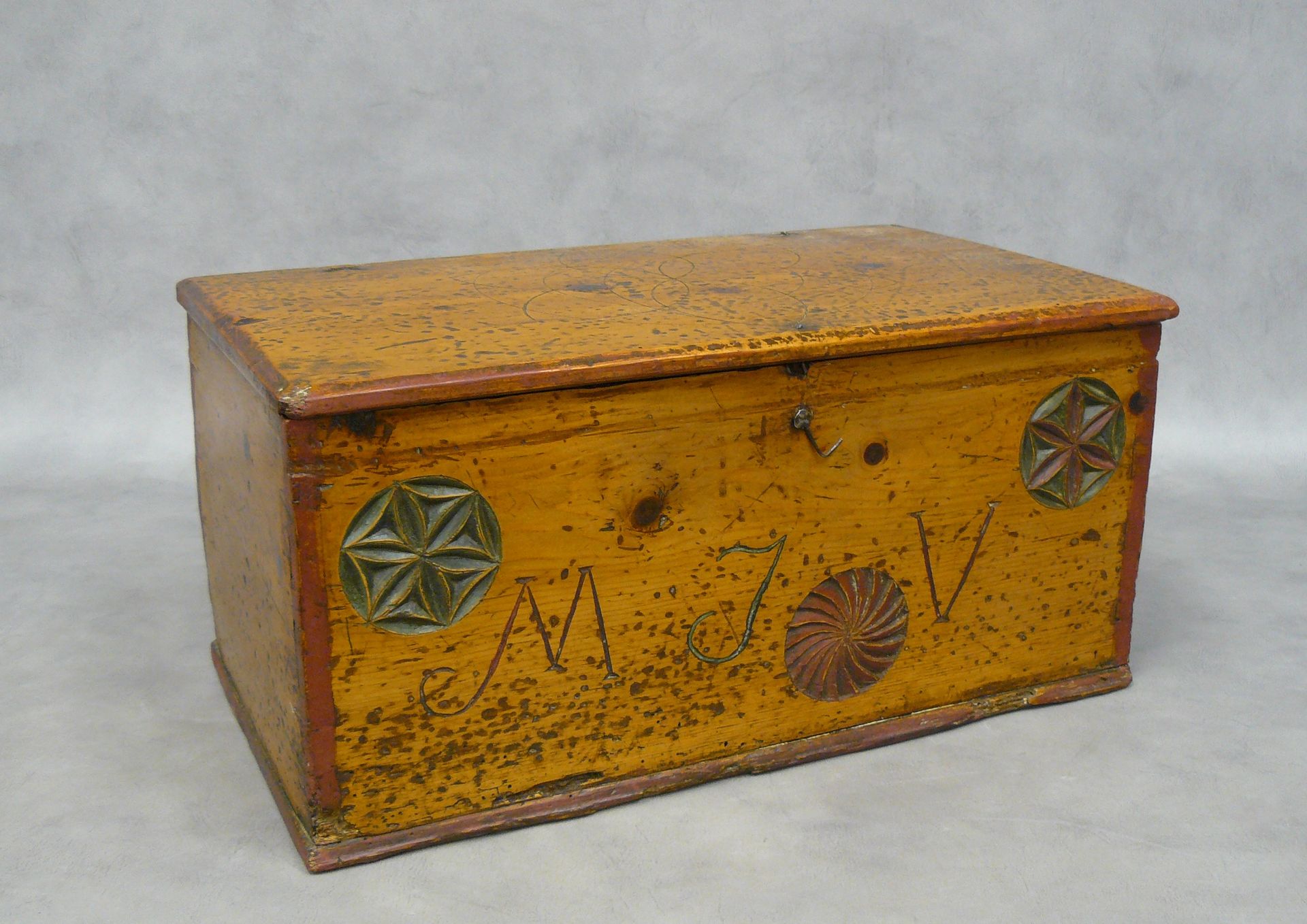 Null a polychrome, engraved and carved wooden box decorated with rosettes and ro&hellip;