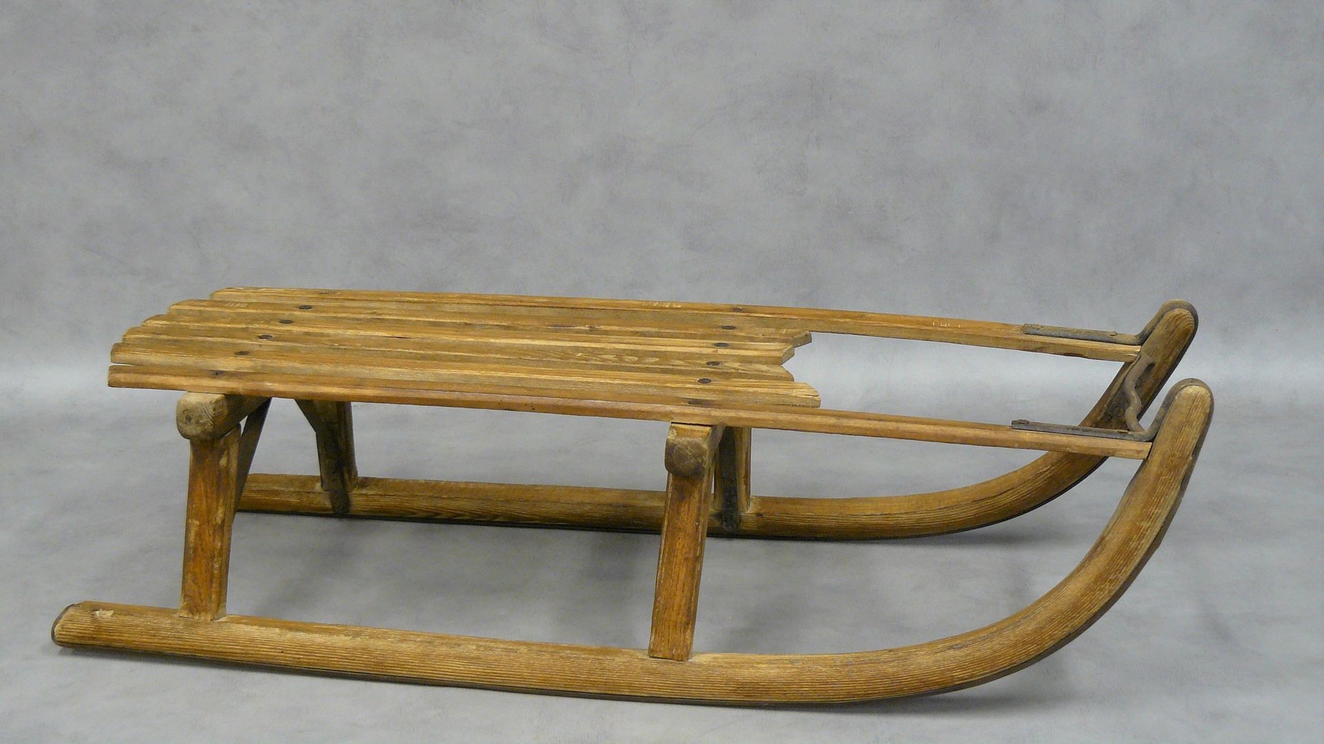 Null une ancienne luge en bois et fer - L 83 cm