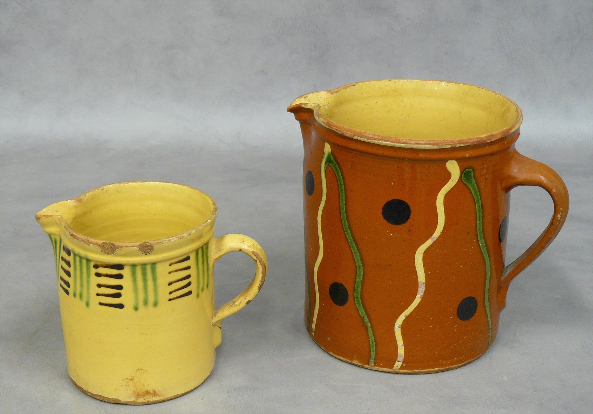 Null deux pots droits décor géométrique sur fond jaune - H 14 et décor torsades &hellip;