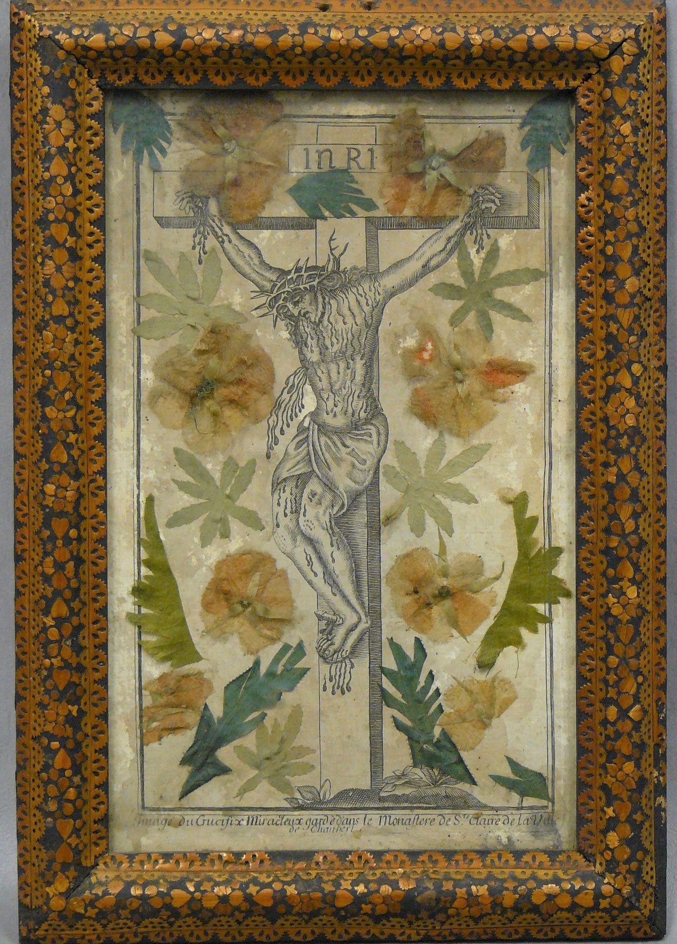 Null 十字架上的基督：17世纪的雕刻品，指定：Chamberi镇的圣克莱尔修道院的神奇十字架图像，用鲜花加强，在玻璃下，镶嵌着浅色木刻的美丽框架 - 38.&hellip;