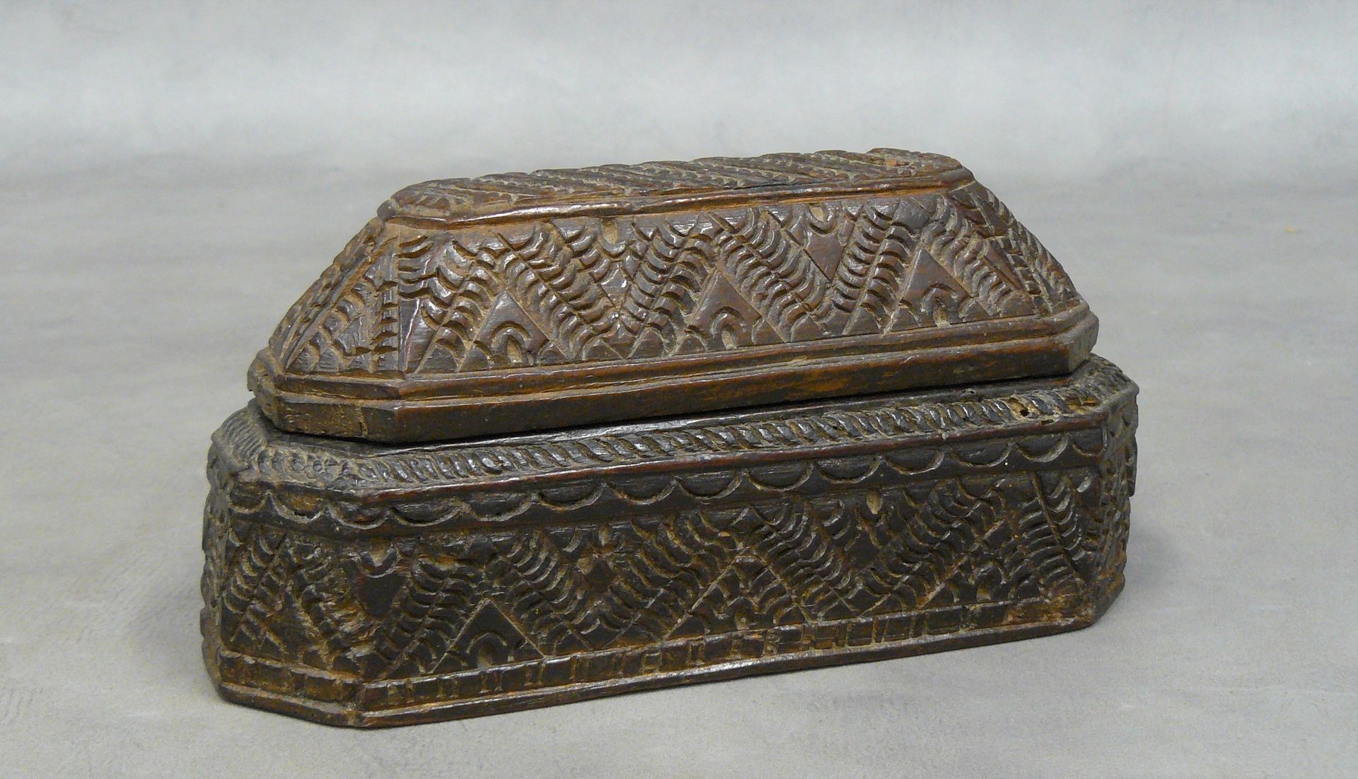 Null coffret népalais couvert en bois sculpté de feuillages - 21, 5 x 11 cm