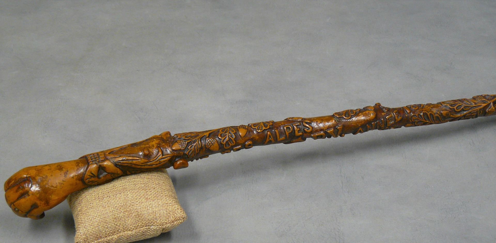 Null 黄杨木鞭，鞭柄为左手形状，有一条打结的皮带；上面雕刻着艾德莱斯、橡树果实和橡树叶，并有1892年阿尔卑斯山纪念品的字样--长51厘米（缺少皮带