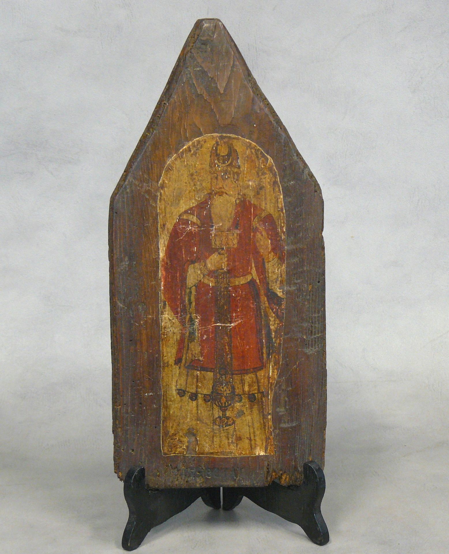 Null Saint figure with a red tunic, ogival-shaped softwood panel - 33 x 15 cm