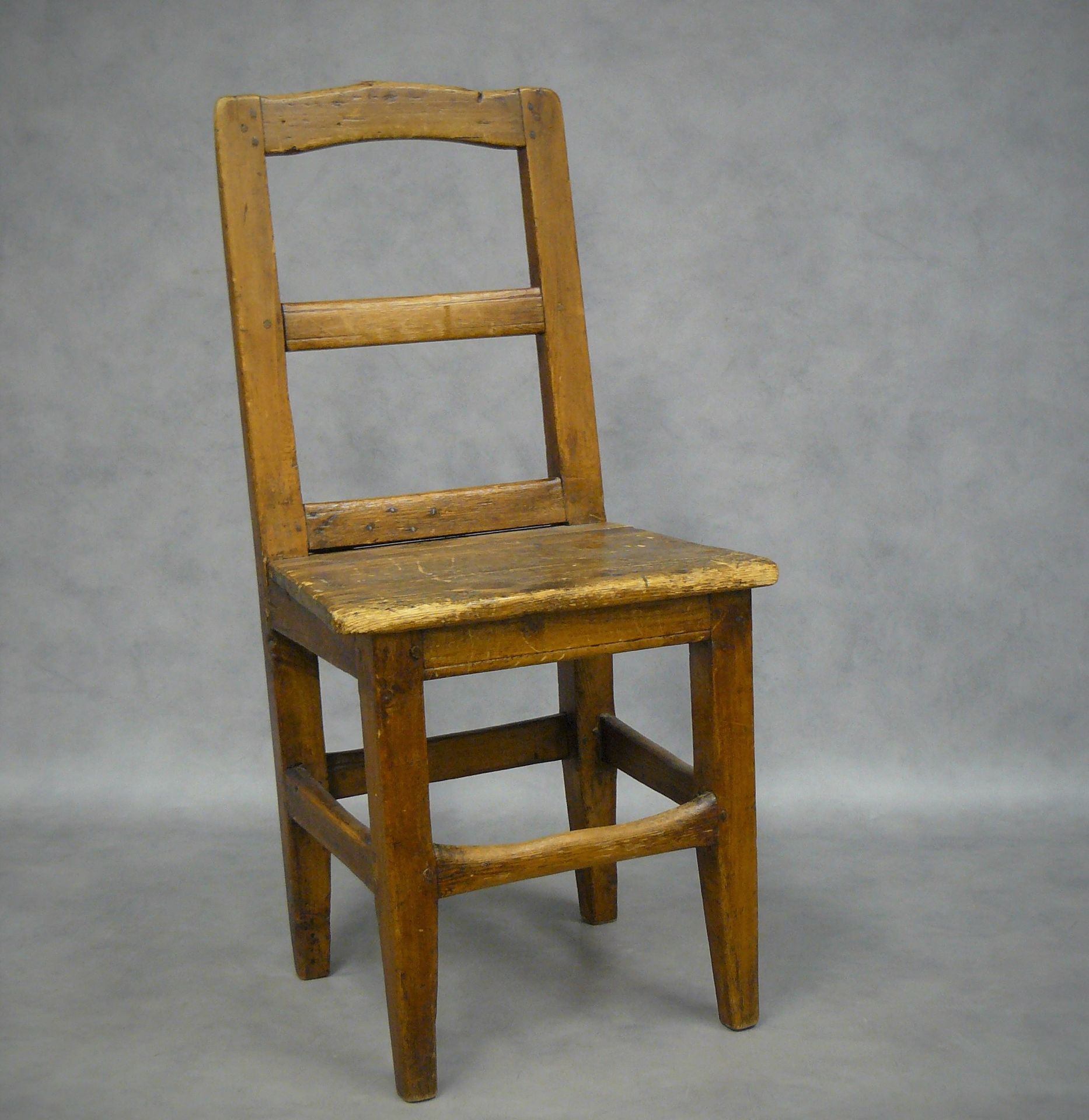 Null 一把肯布罗松木的Queyras椅子，前腿变成了横梁，靠背的两端装饰着倾斜的凹槽，19世纪初 - 高89.5厘米