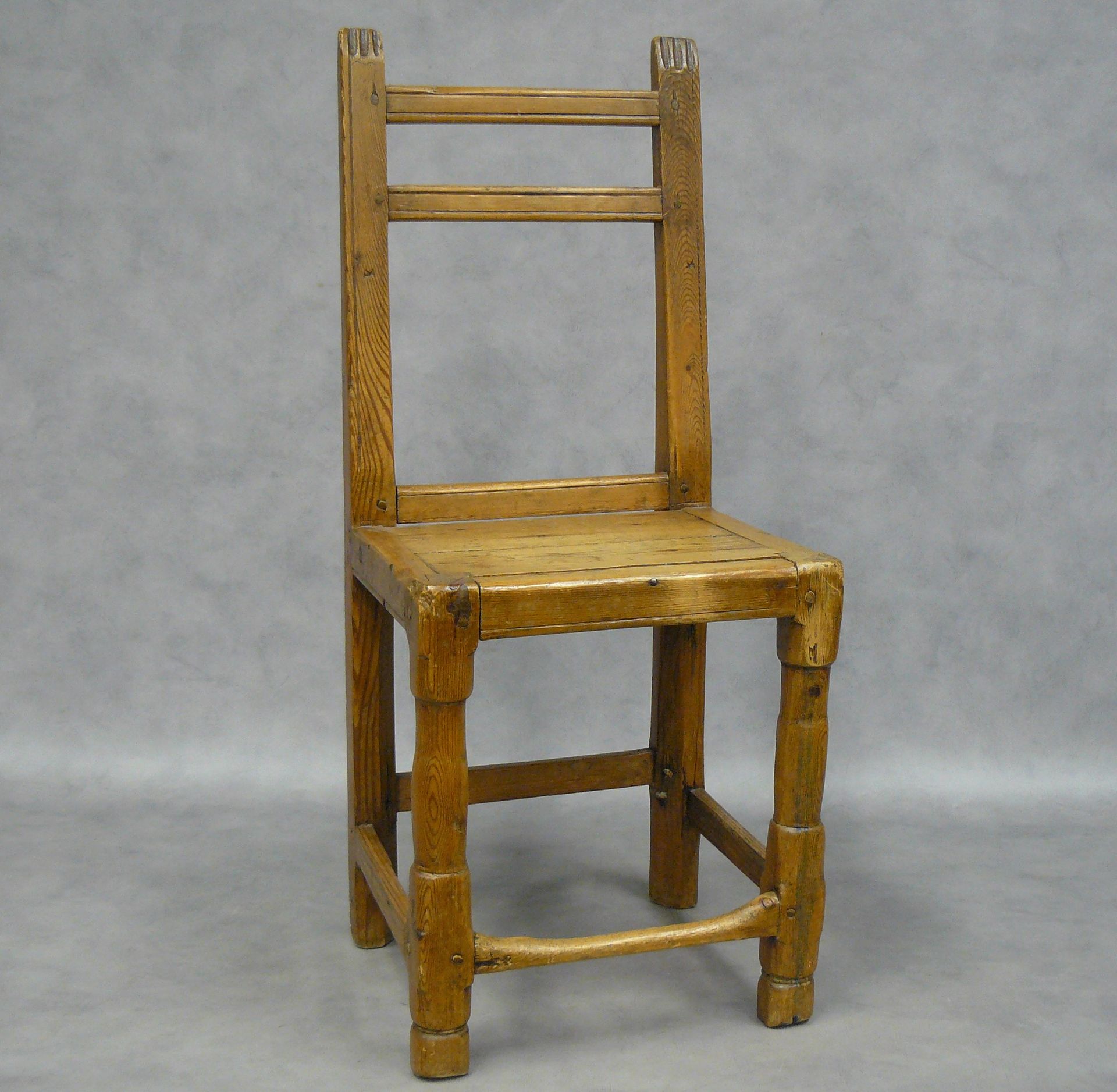 Null una antigua silla alpina, el asiento ligeramente trapezoidal - H 82 cm