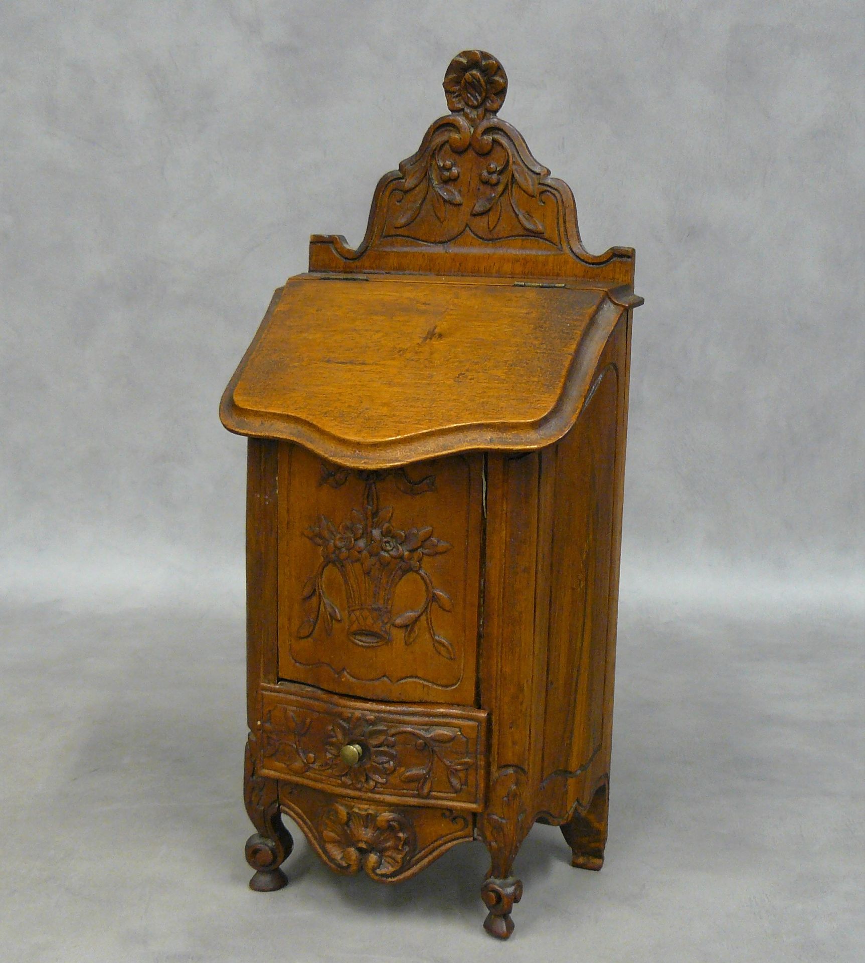 Null une boîte à sel de style Louis XV provençal en bois sculpté d'un panier fle&hellip;