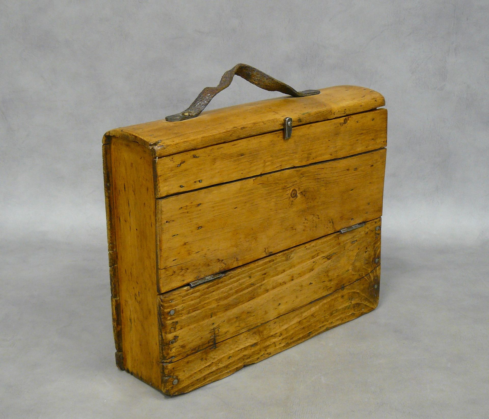 Null un maletín de madera con inscripciones en inglés en el interior, asa de cue&hellip;