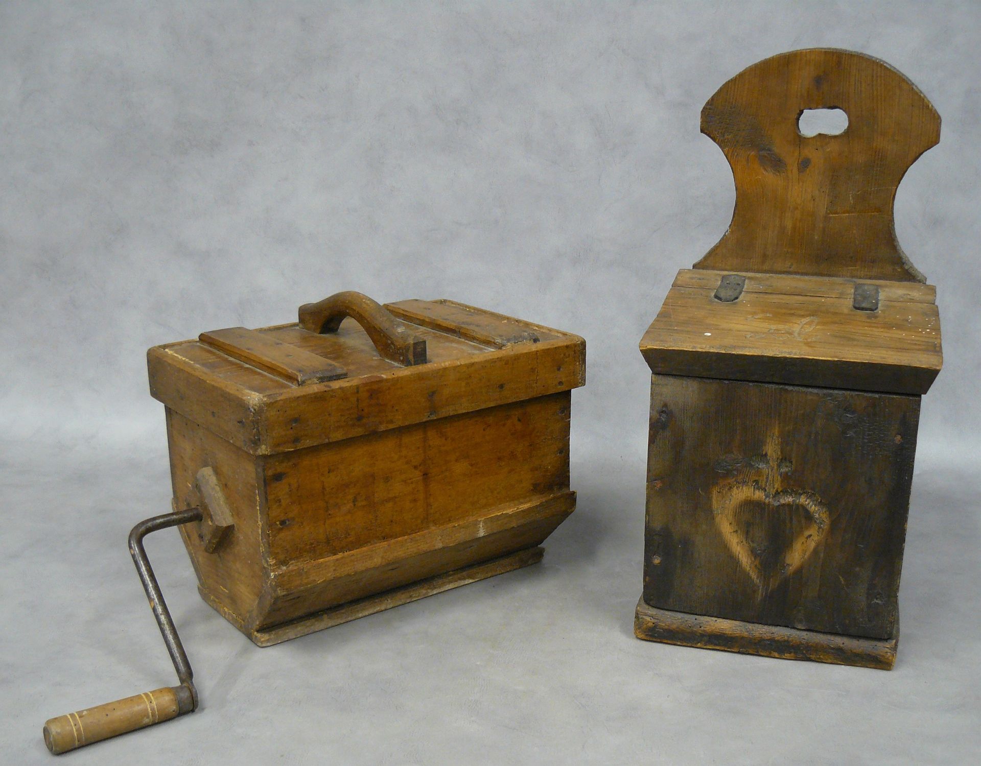 Null a churn with crank - W 54 cm and a rustic salt box - H 51,5 cm