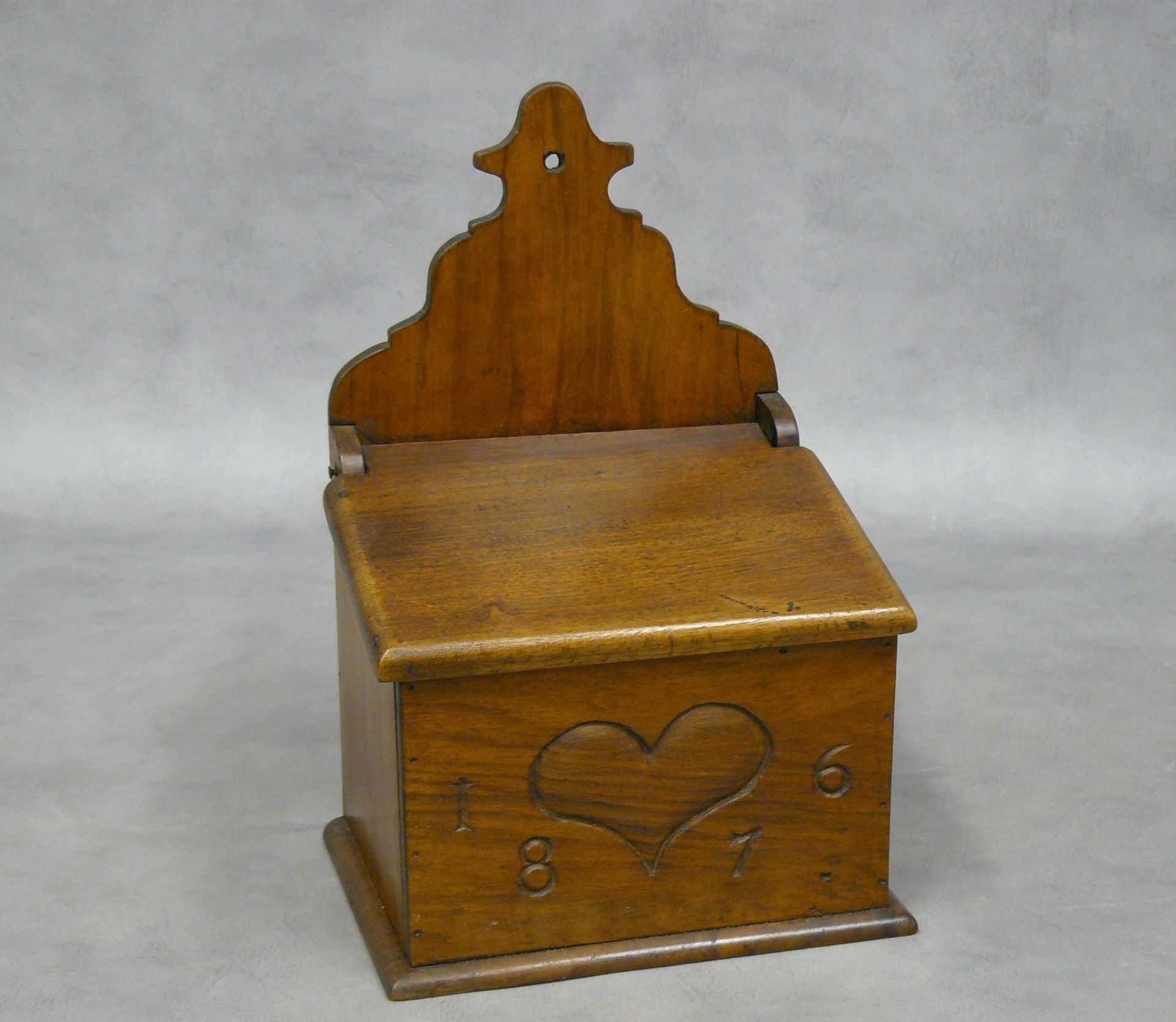 Null 胡桃木面粉盒，刻有心形和1876年的日期 - 30 x 20 cm