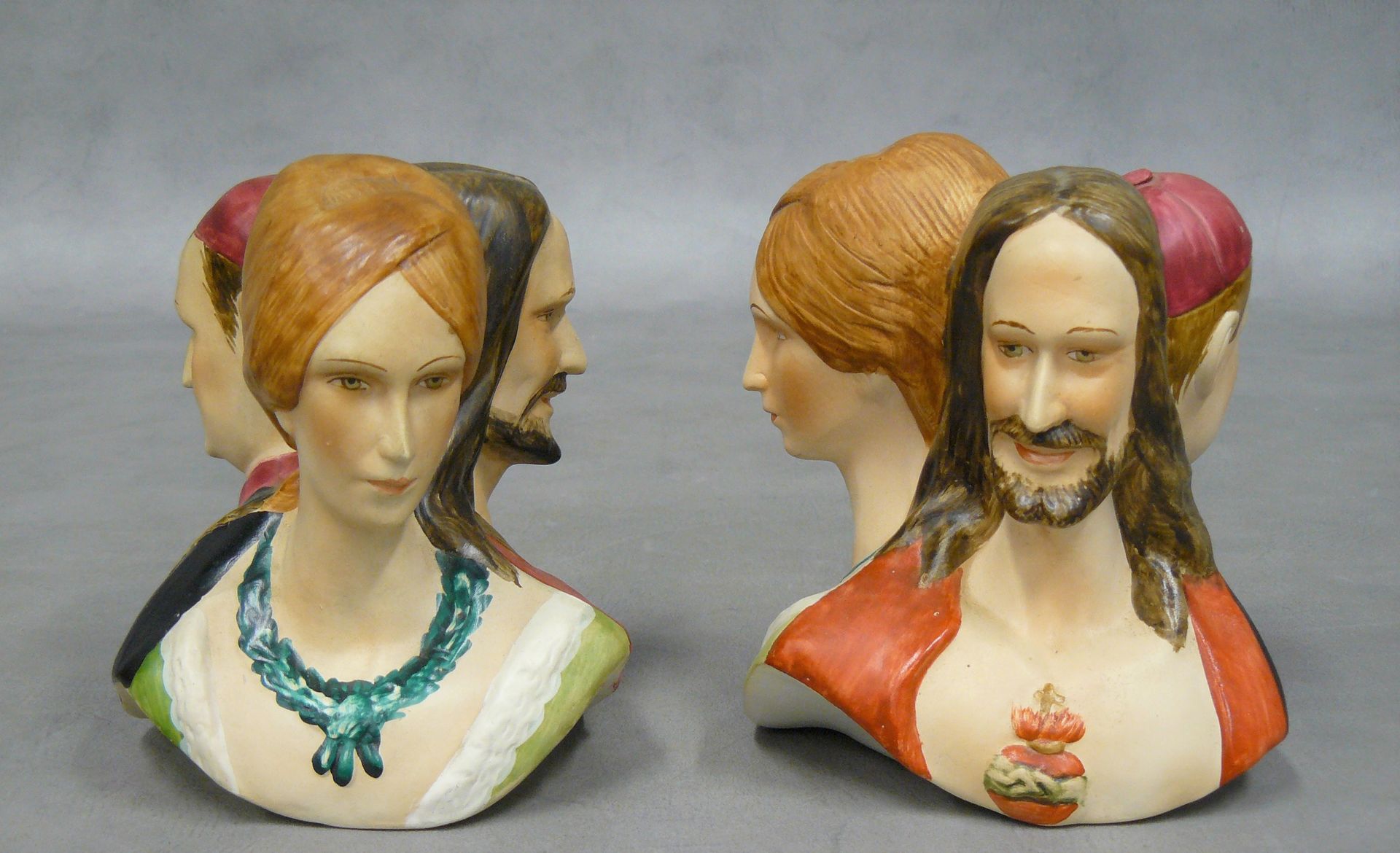 Null 两件相同的多色饼干雕像，分别代表耶稣、红衣主教和一个女人的半身像。耶稣、红衣主教和一个女人--高13.5厘米（作品归于南美的一个工作室