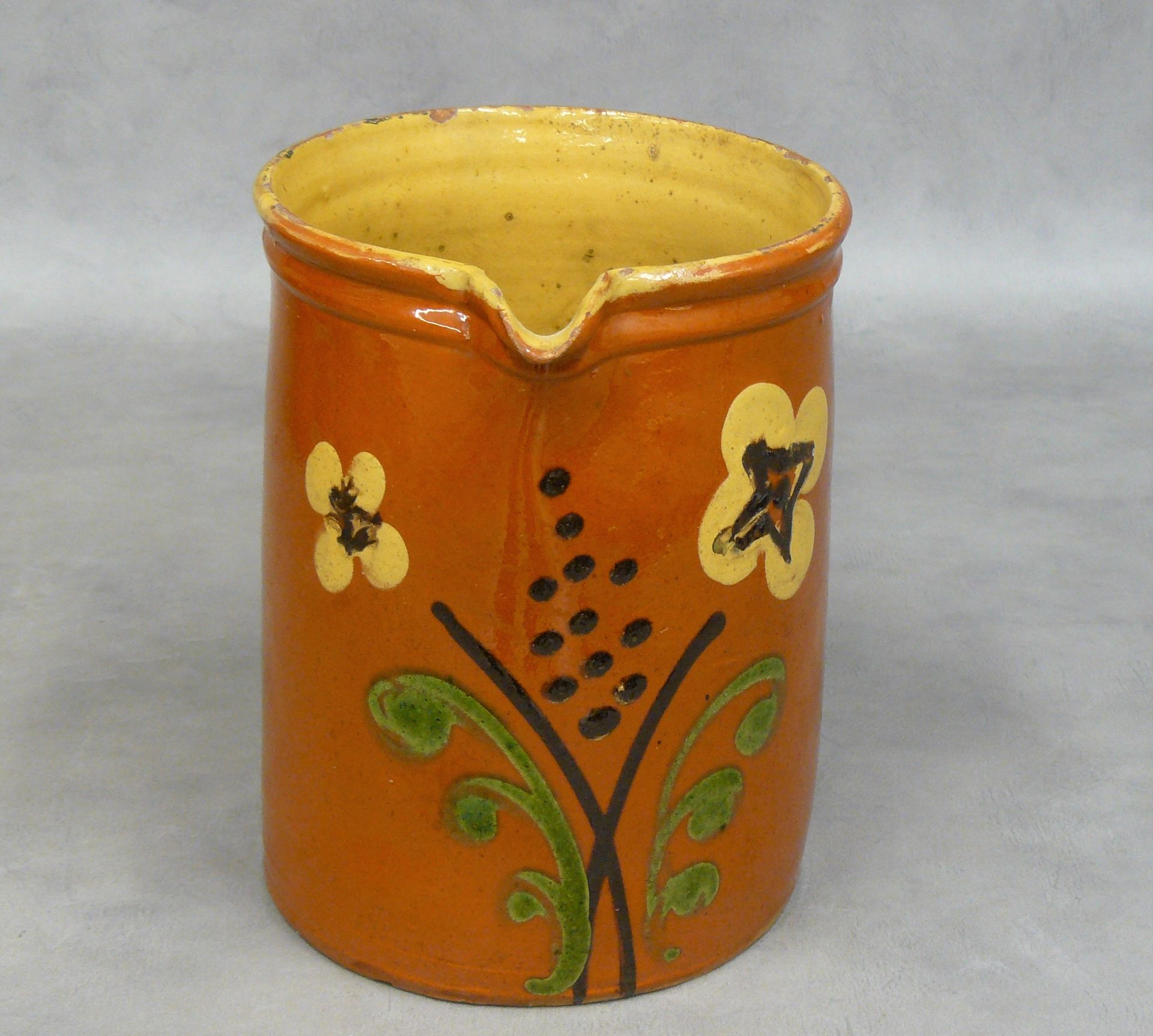 Null un grande vaso diritto con decorazione floreale su sfondo ocra - H 22,5 cm
