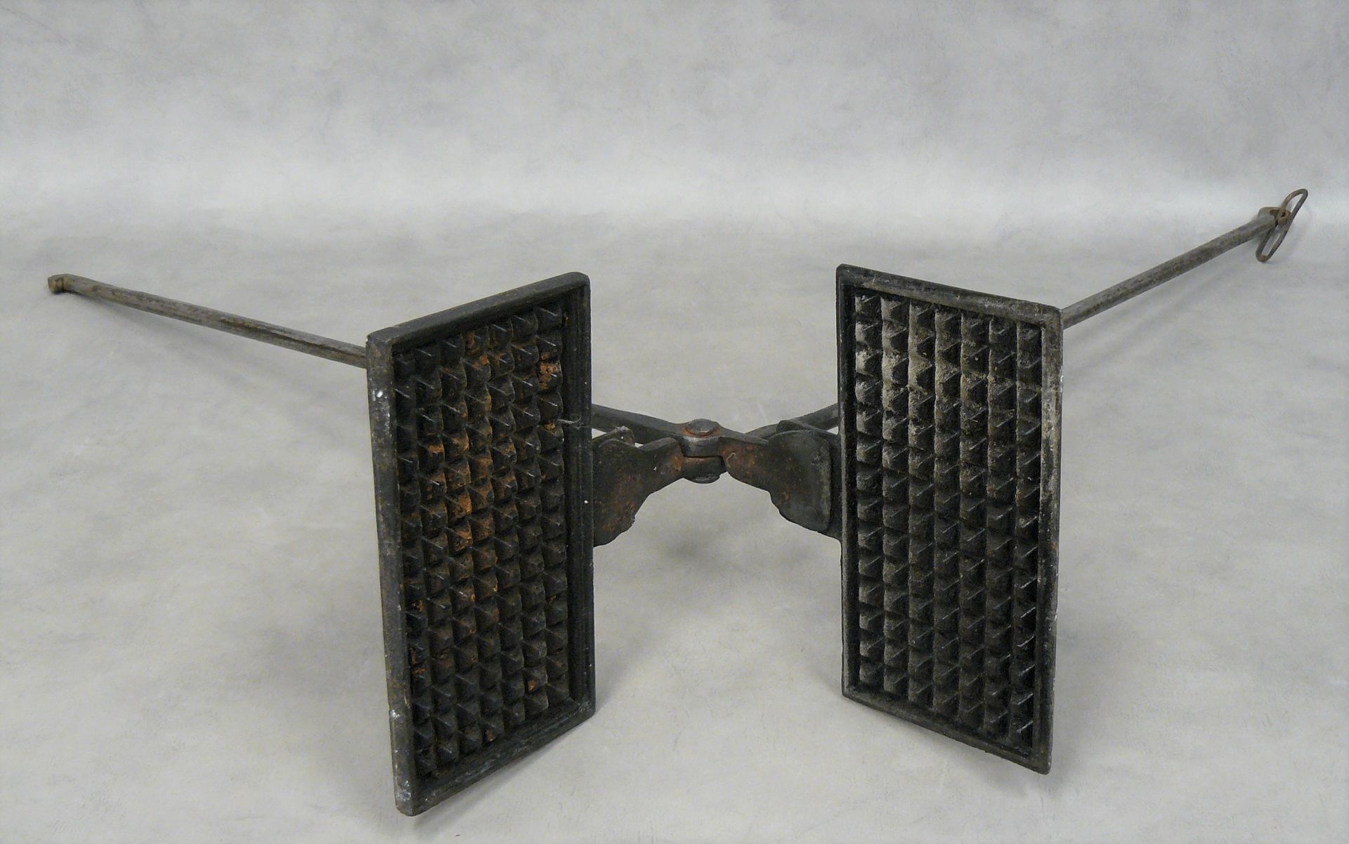 Null un lote: una gofrera de hierro forjado numerada 4 - L 92,5 cm y una daubièr&hellip;