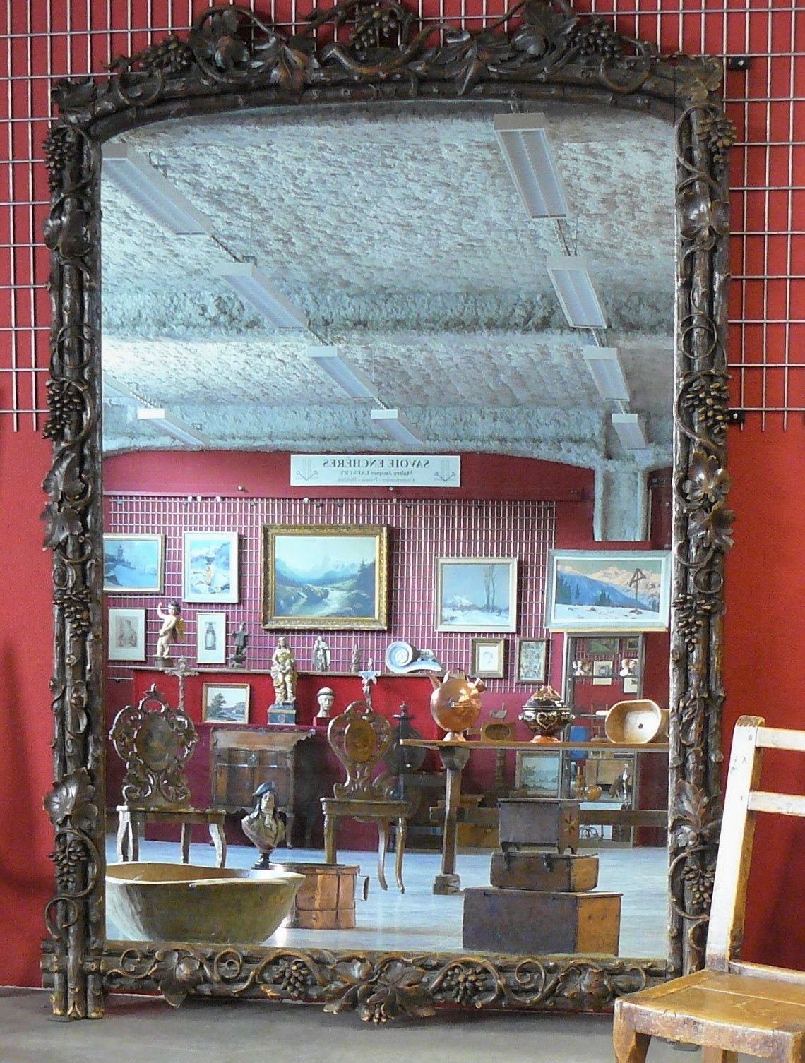 Null important miroir, le cadre en bois richement sculpté de pampres : grappes d&hellip;