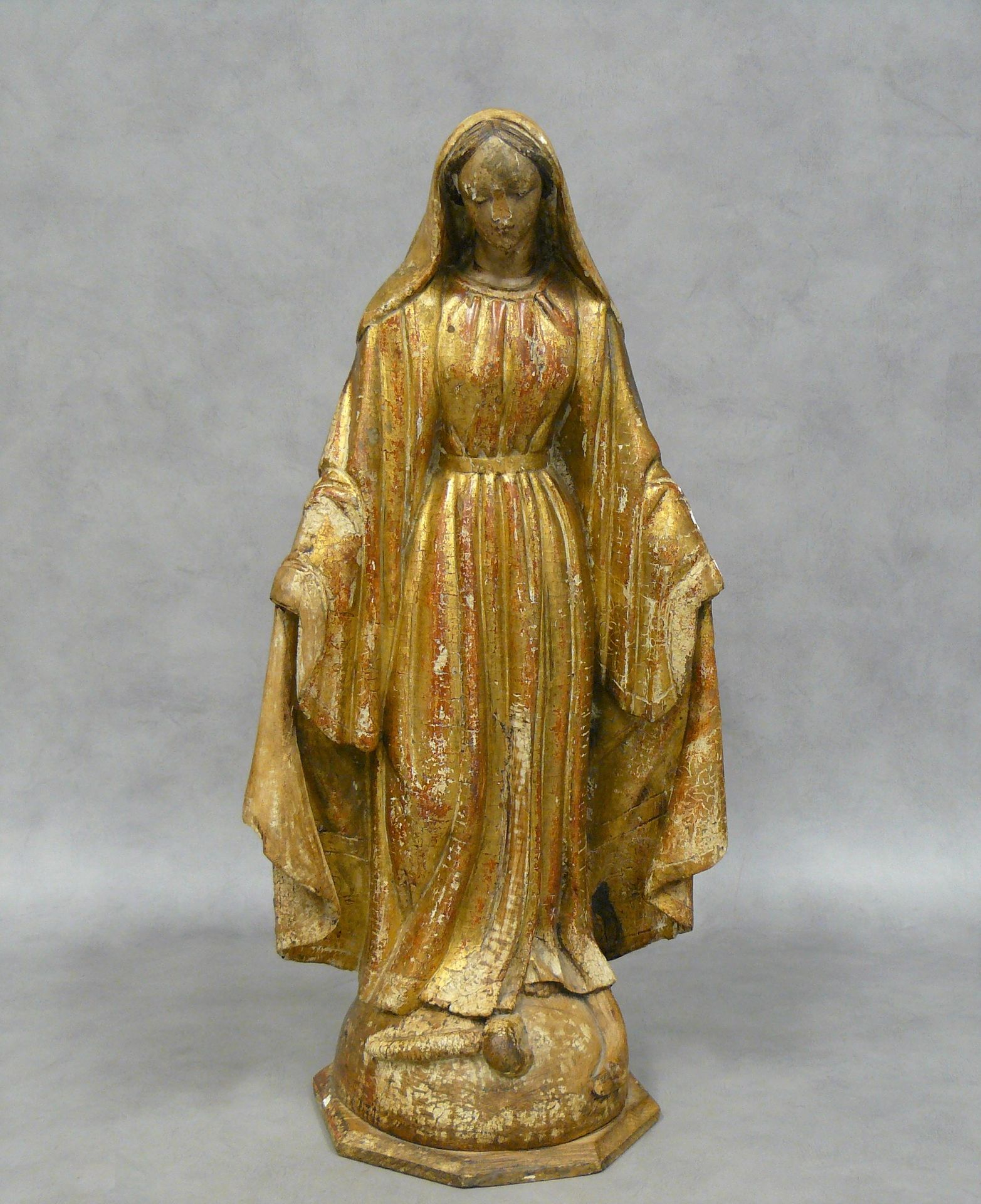 Null schöne Statue der Jungfrau mit einer Schlange in geschnitztem und vergoldet&hellip;