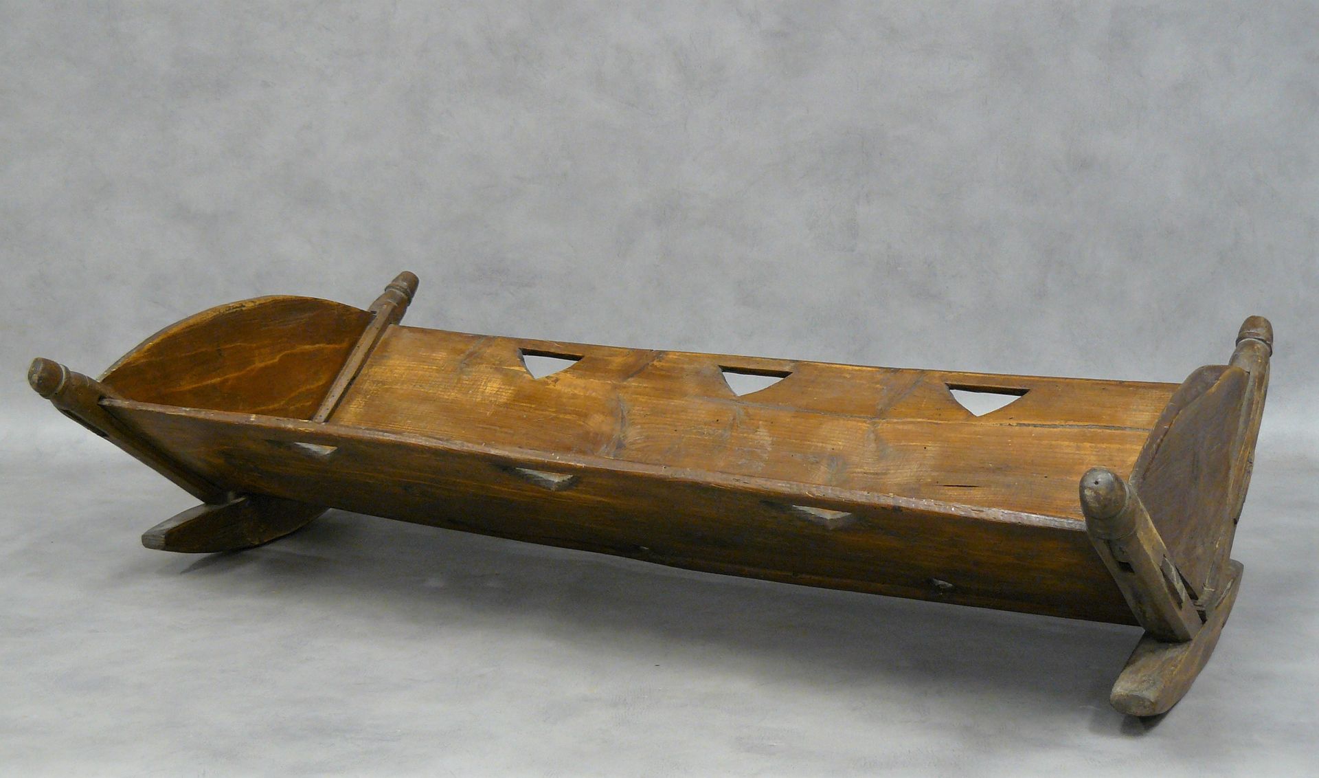 Null an old cradle in natural wood with six triangles - 85 x 51,5 cm