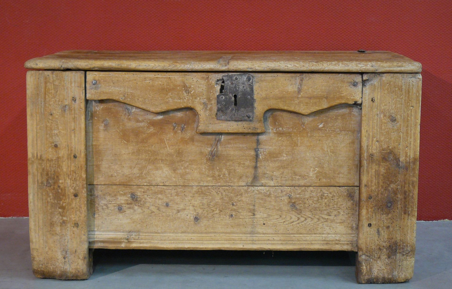Null 一个萨沃伊松木箱，正面装饰有凸出的模子，两边是柱子腿，活动盖子（缺少铁铰链）18世纪初 - 62 x 108 x 59厘米