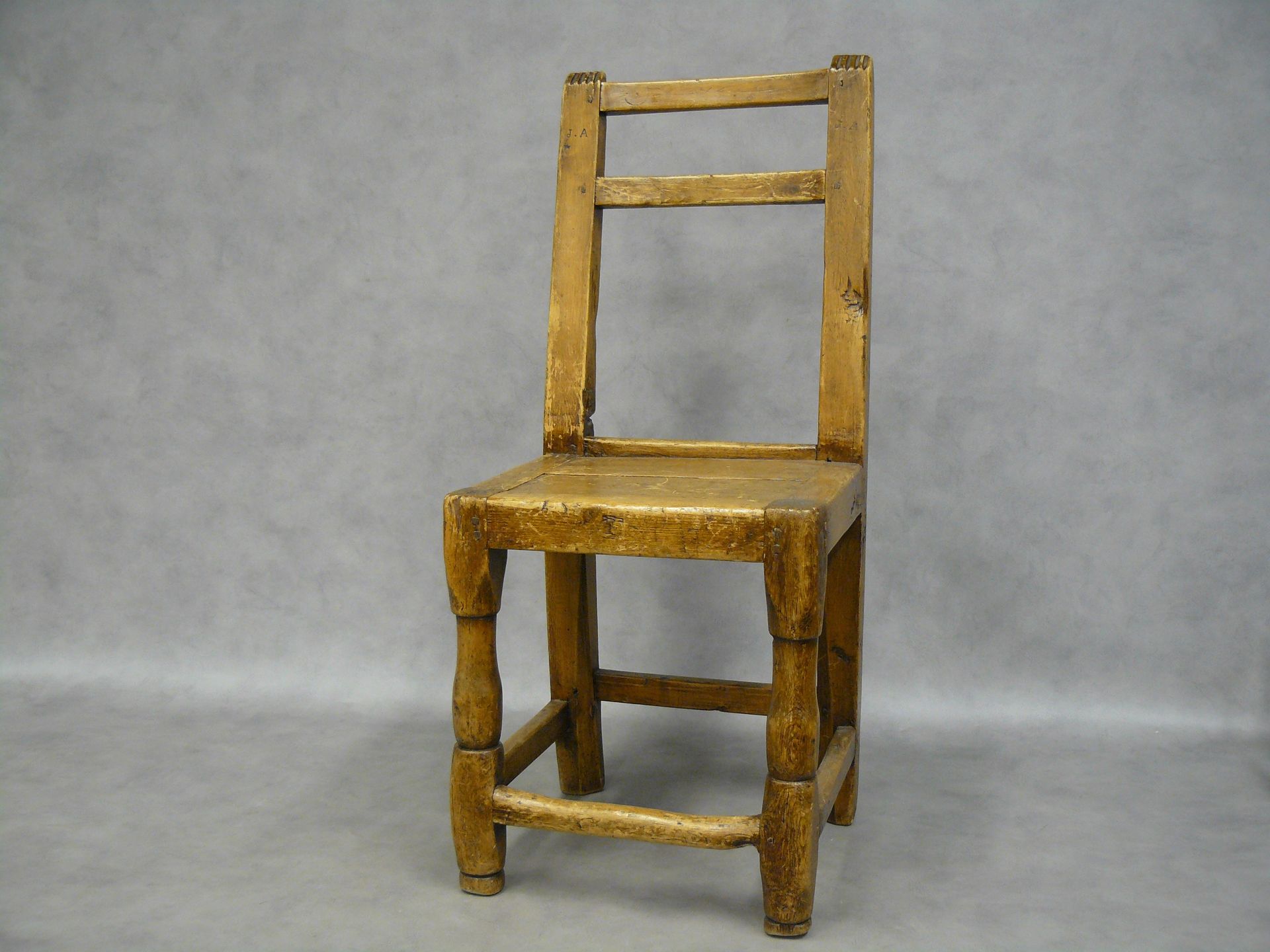Null 一把用仙人掌制作的Queyras椅子，前腿变成了一个栏杆，靠背立柱的两端装饰着倾斜的凹槽 - 立柱上有J.A的字样，19世纪初 - 高90厘米