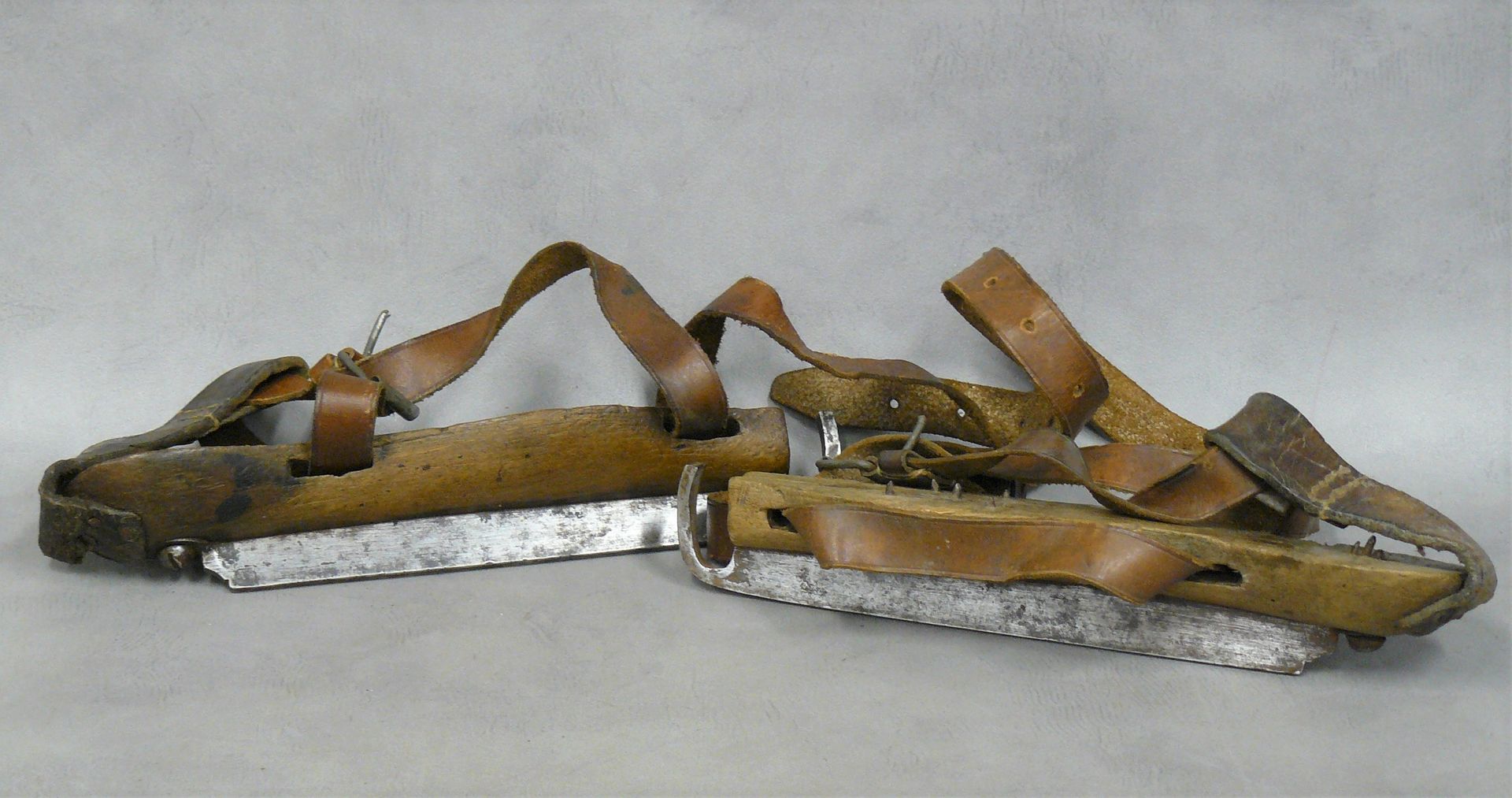 Null ein Paar Schlittschuhe aus Holz und Eisen - L 26 cm