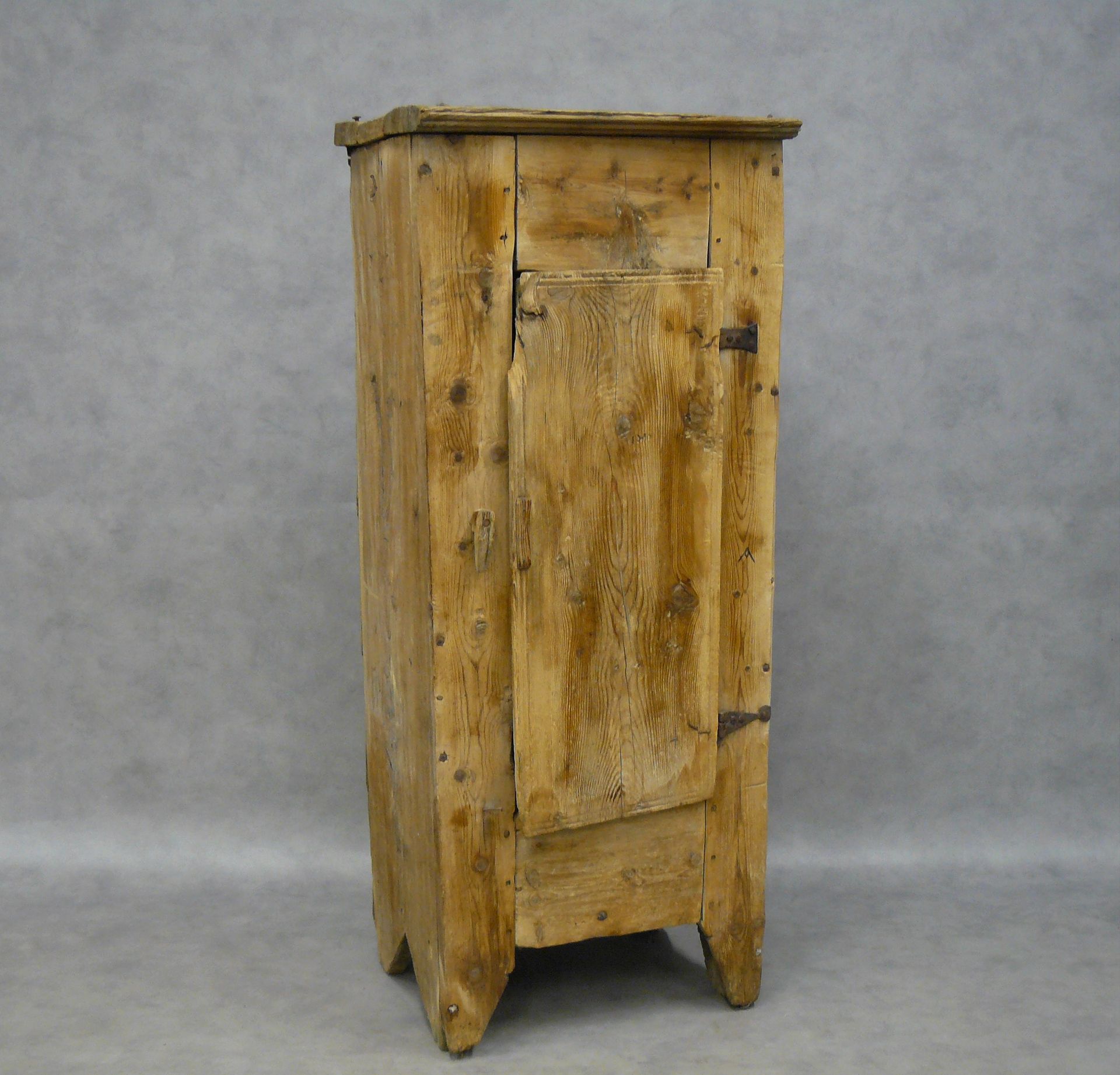 Null a small rustic cupboard, in pine wood and opening by a door - 148 x 63 x 46&hellip;