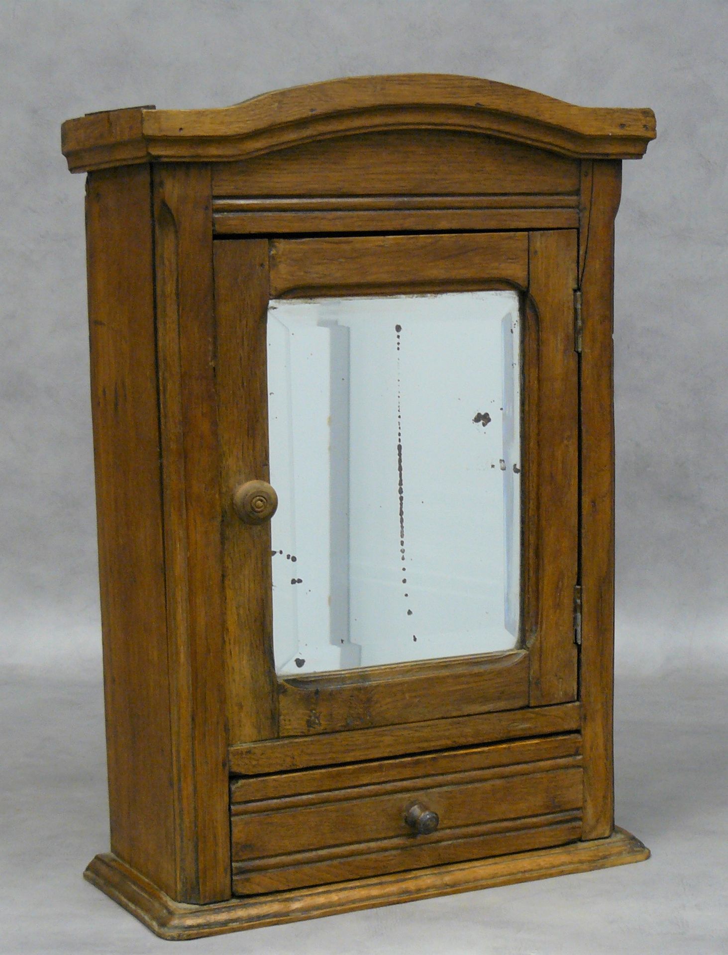 Null 一个小的橡木橱柜，门上装饰有斜面镜子，腰部有一个抽屉 - 高55.5宽37.5厘米