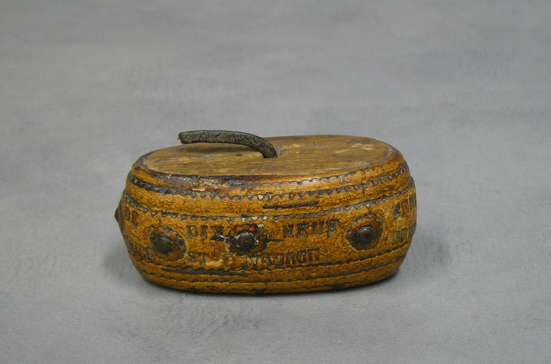Brunod Joconde a wooden snuffbox, engraved, dated and marked : souvenir of ninet&hellip;