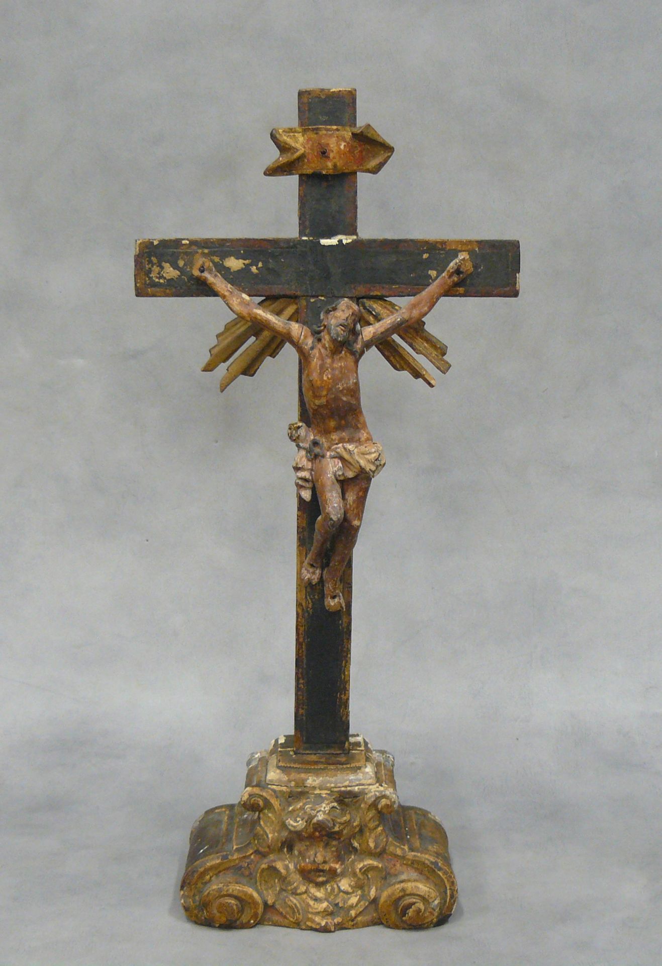 Null A baroque crucifix in polychrome carved wood, the base decorated with a win&hellip;