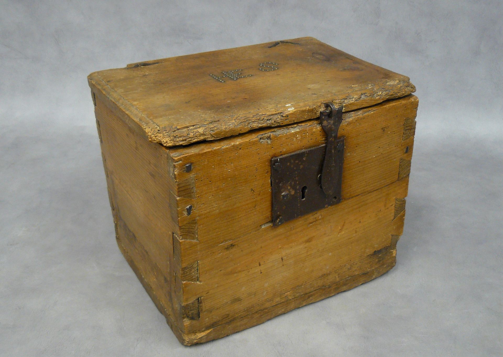 Null eine kleine rustikale Kiste, oben mit Messingnägeln monogrammiert H.E.S - 2&hellip;