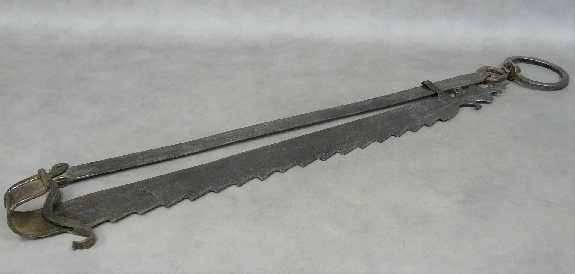 Null une crémaillère du 18ème siècle en fer forgé - L 101 cm (fermée)