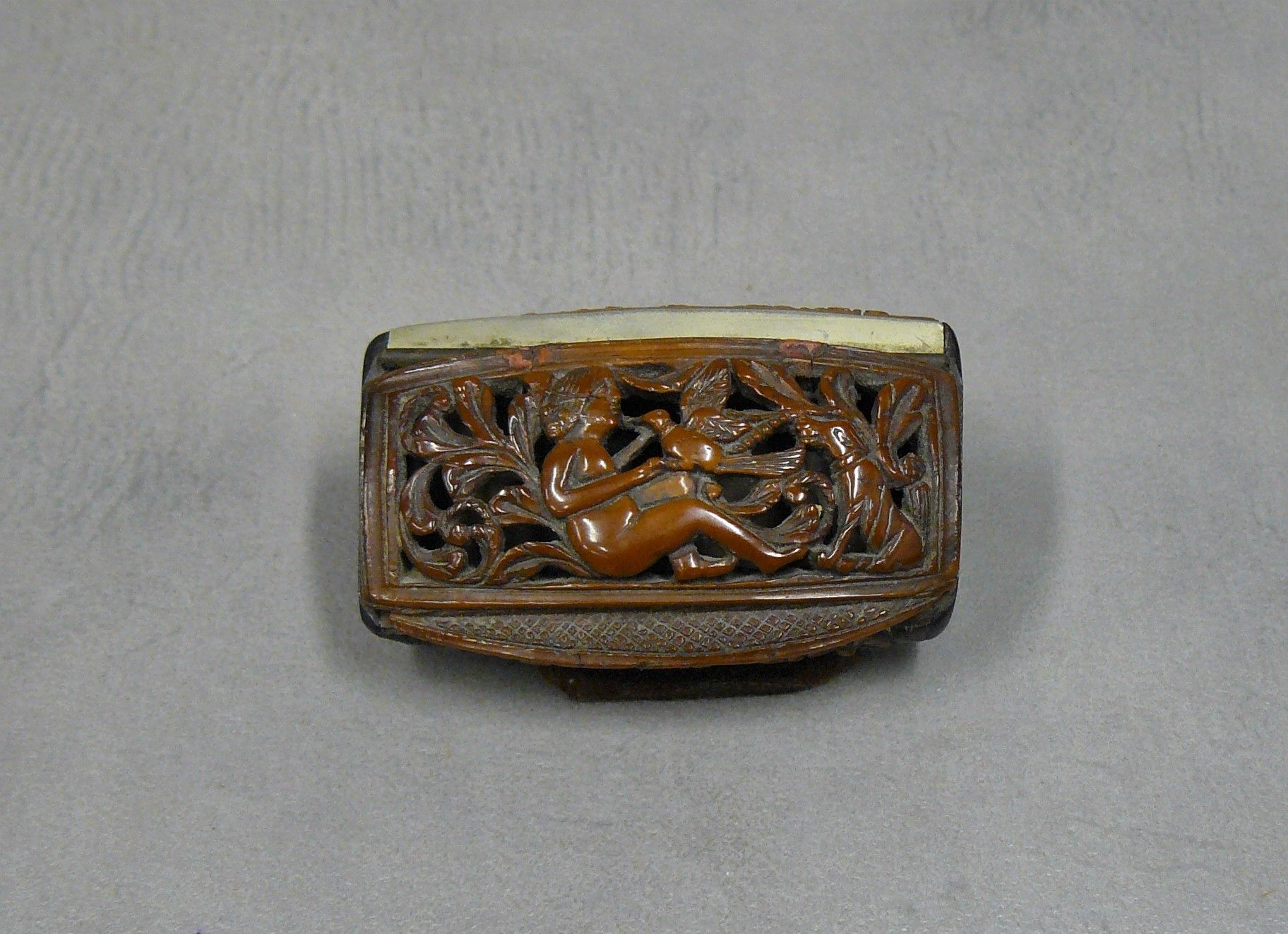 Null a snuffbox in corozo the openwork lid decorated with a naked woman, a bird &hellip;