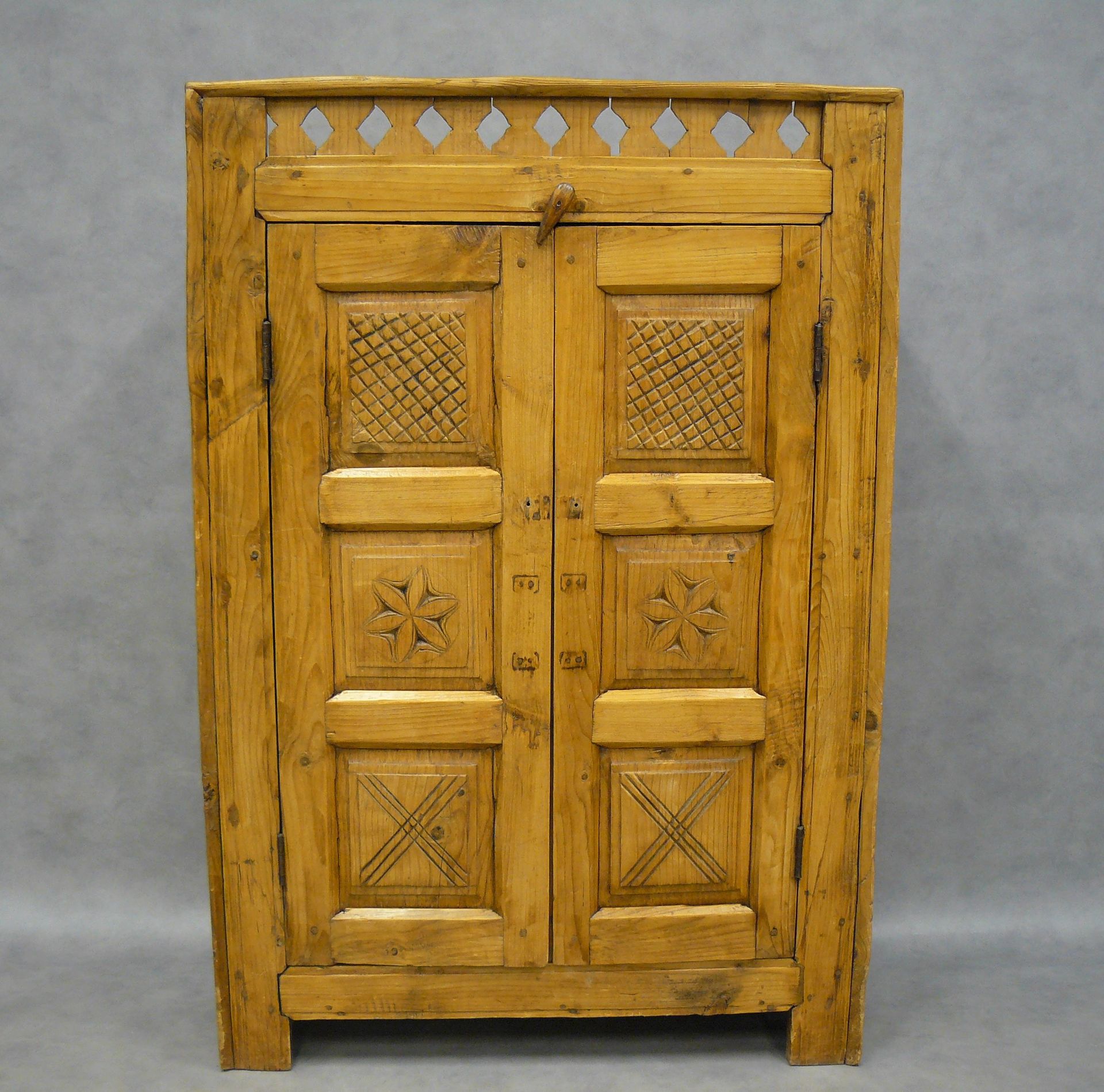 Null 
 piccolo armadio alpino in legno naturale aperto da due porte decorate con&hellip;