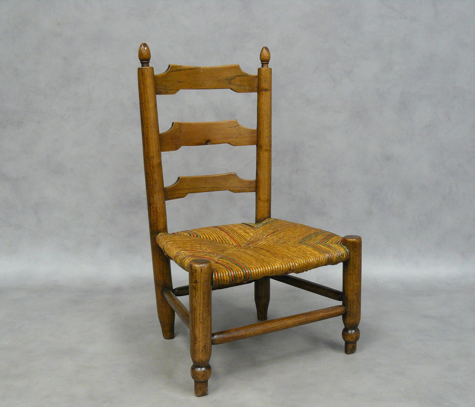 Null una pequeña silla infantil de paja - H 56 cm