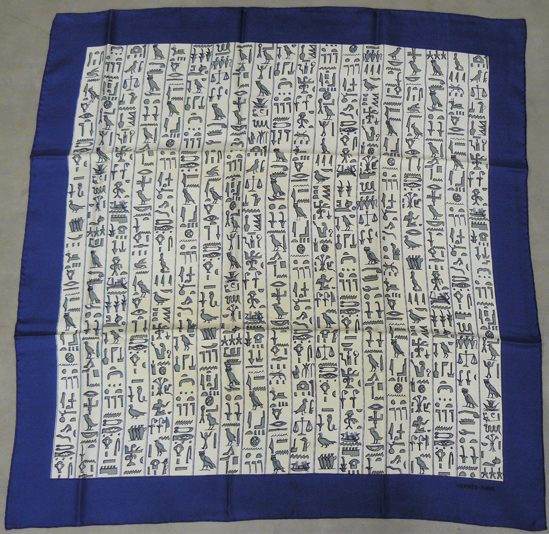 HERMES HERMES Paris, un petit foulard en soie " Hiéroglyphes " - 66 x 66 cm (sal&hellip;