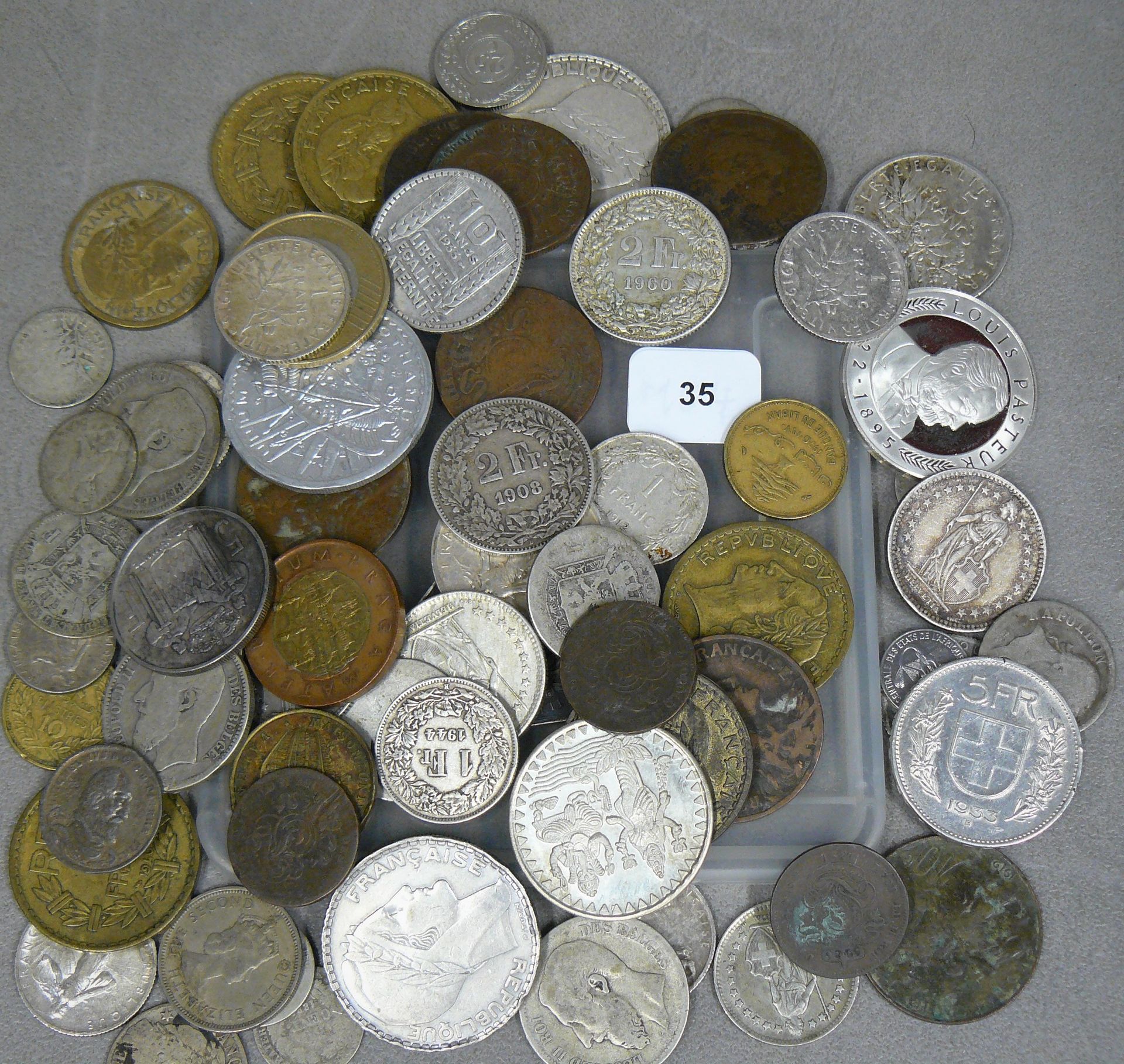 ARGENT un lot de monnaies françaises et étrangères comprenant 42 monnaies en arg&hellip;