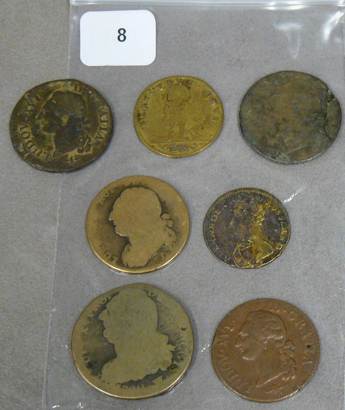 Null un lot de 5 petites monnaies et 2 jetons royaux en bronze - Années et états&hellip;