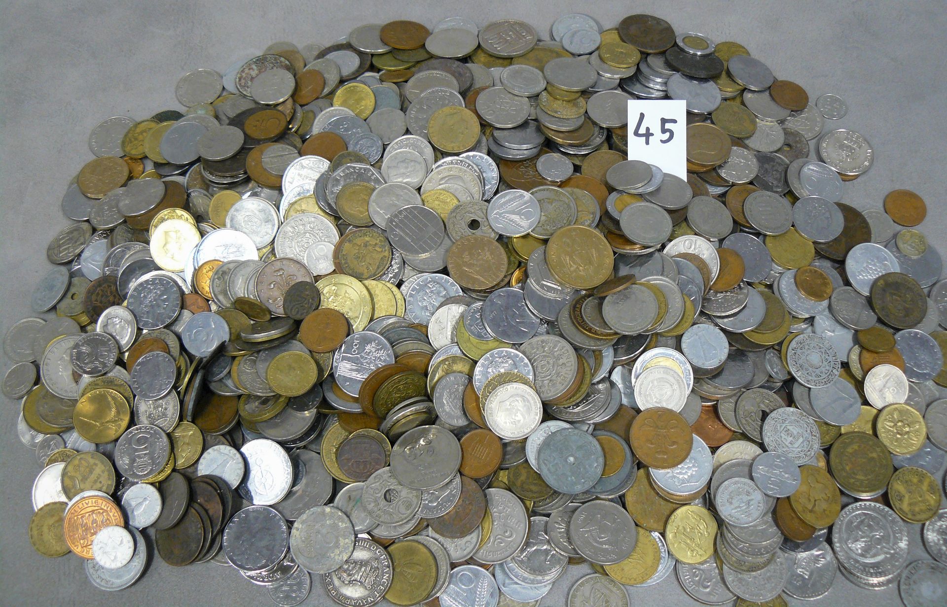 Null un lot d'environ 8 Kg de monnaies françaises et étrangères - Années, métaux&hellip;