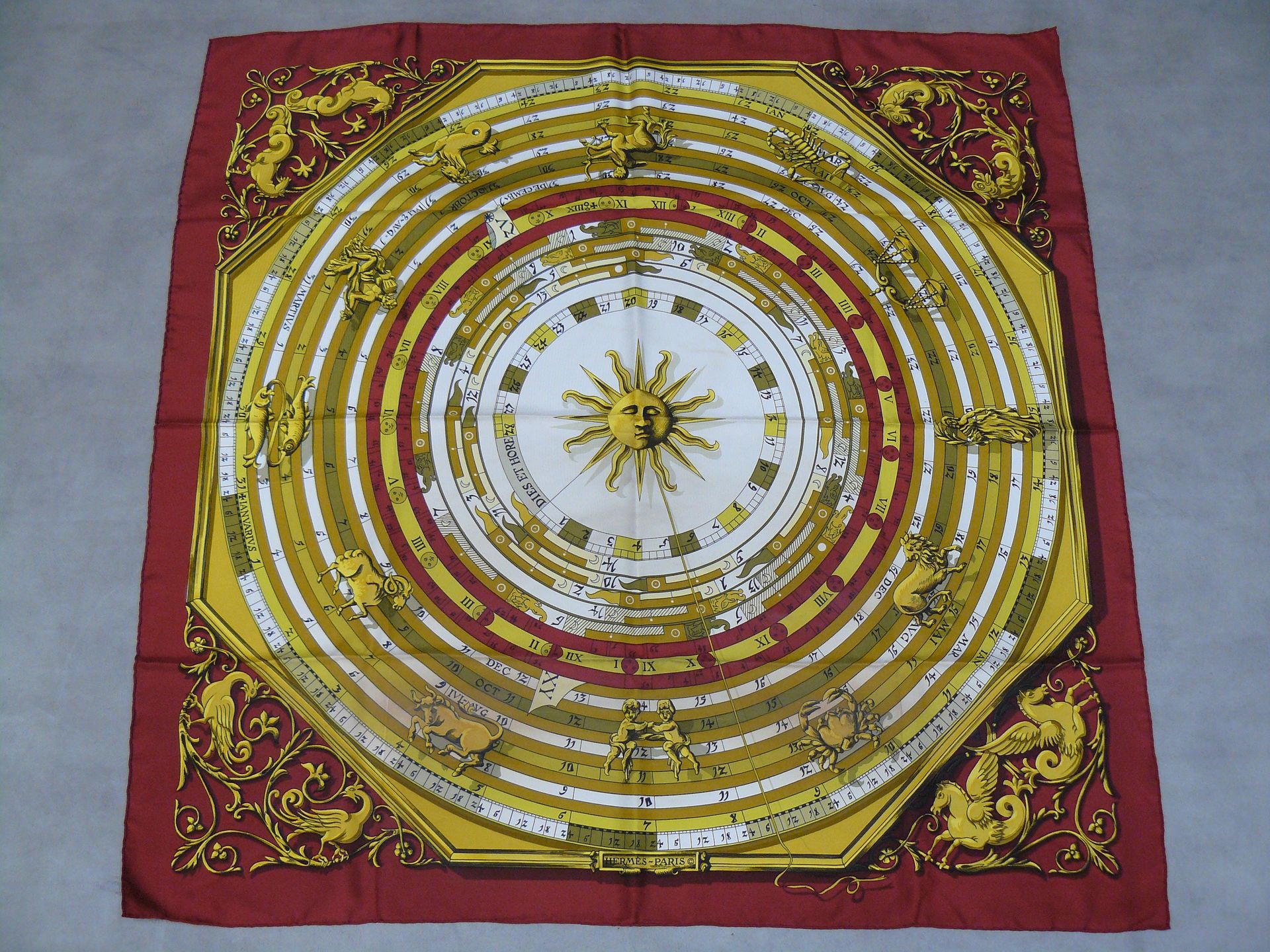 HERMES 巴黎爱马仕，一条装饰有日晷和十二星座的Dies et Hore丝巾 - 90 x 90厘米。加入了一个爱马仕的盒子